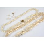 A SINGLE ROW UNIFORM CULTURED PEARL NECKLACE the pearls measure approximately 7.3mm and are set to a