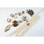A QUANTITY OF JEWELLERY including an amethyst and seed pearl ring, a single row cultured pearl