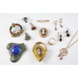 A QUANTITY OF JEWELLERY including a Scottish hardstone and silver brooch, a hardstone cameo