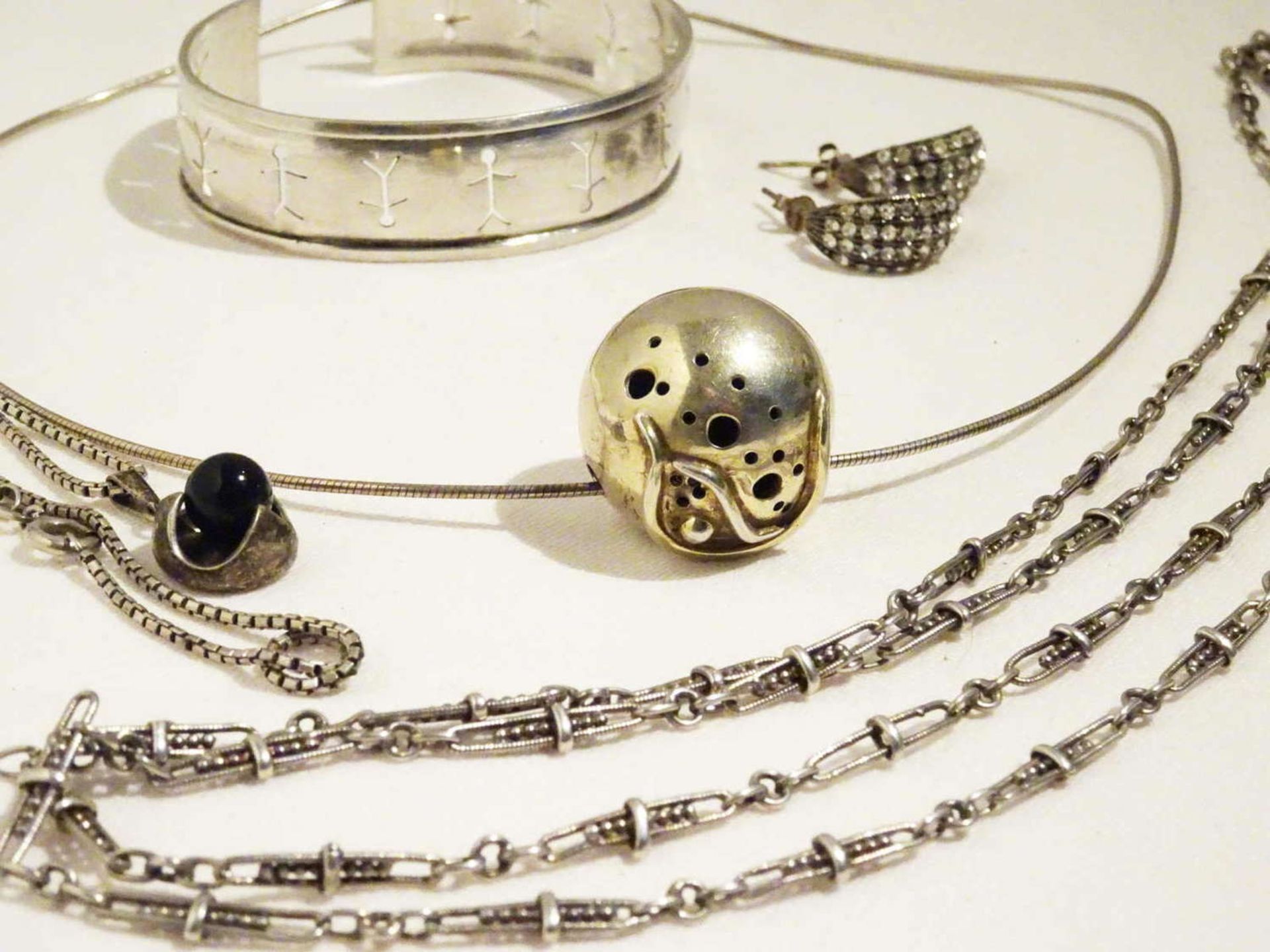 Lot of silver jewelry, including chains and earrings, bangle, weight approx. 63.4 g - Bild 2 aus 2