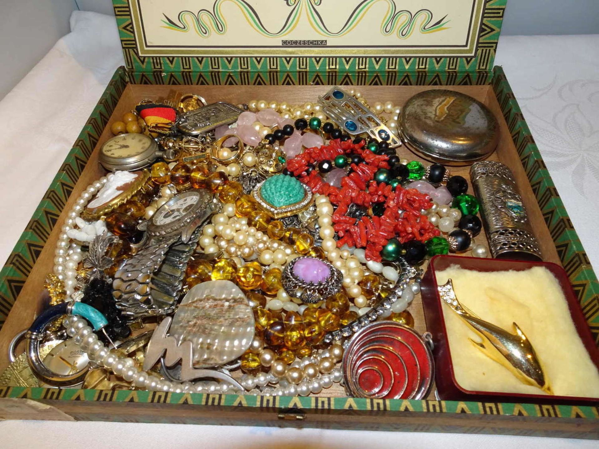Lot of costume jewelry in cigar box. Please visit! - Bild 2 aus 2