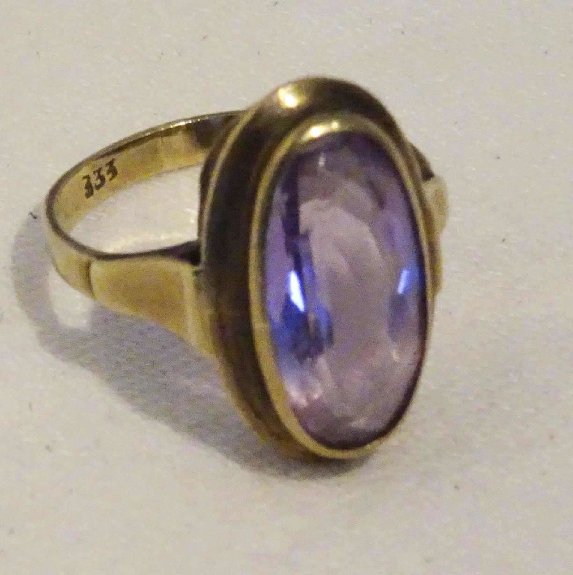 Damenring, 333er Gelbgold, besetzt mit 1 Amethyst. Ringgröße 51,5. Gewicht ca. 3,8 gr.<b