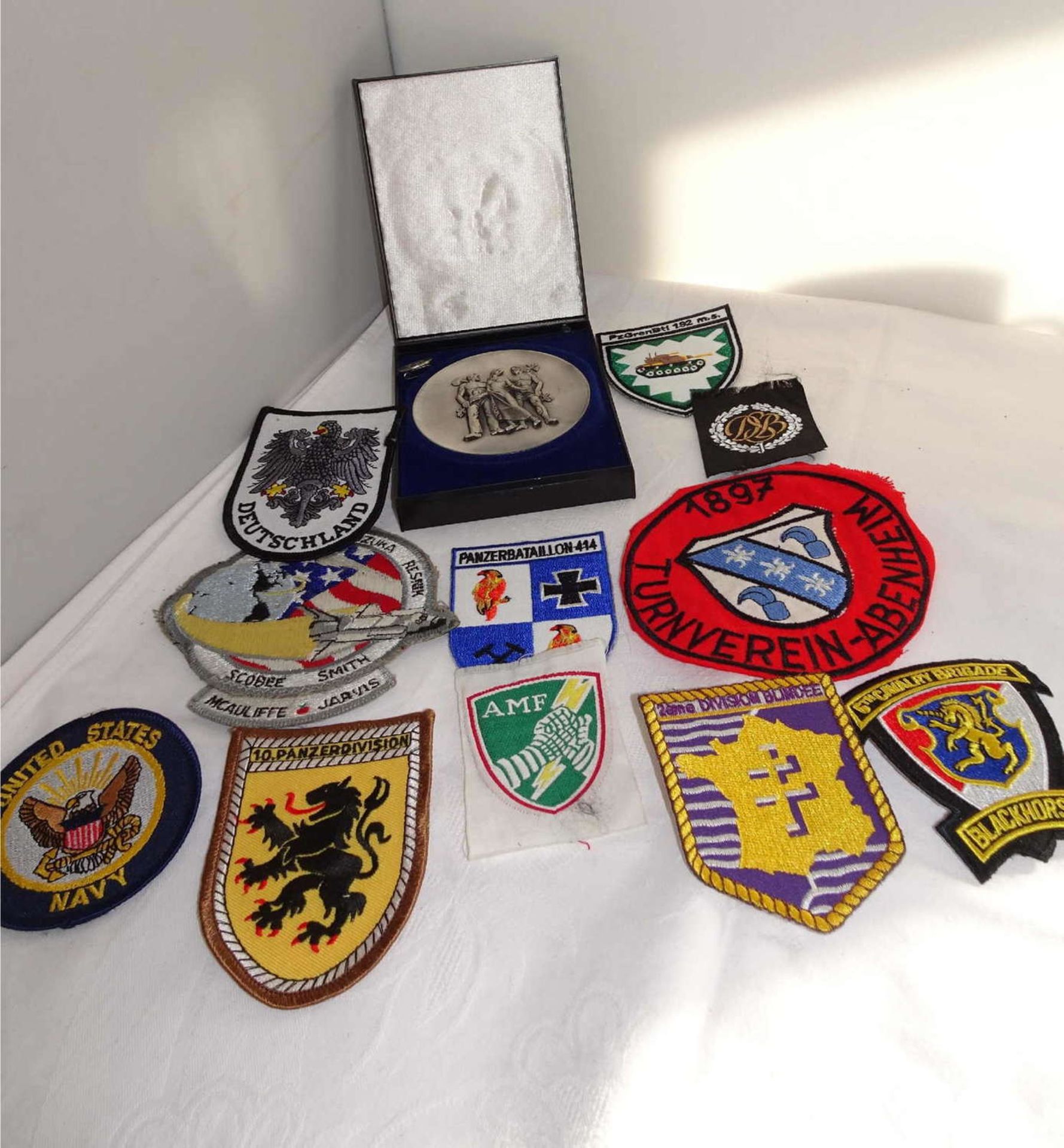 Medals and 1 lot of badges / patches, mostly military.