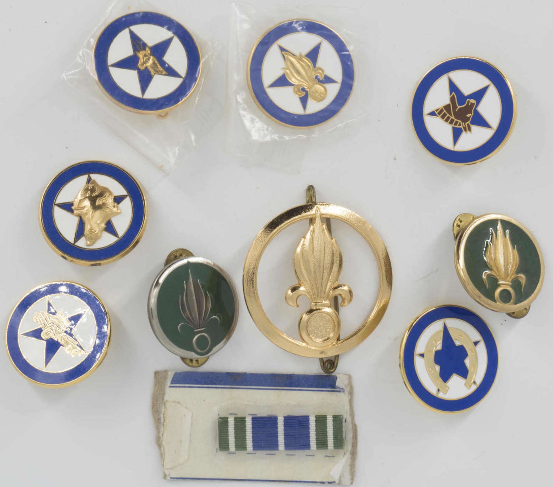 Lot of badges / pins of the French Foreign Legion. Please visit.
