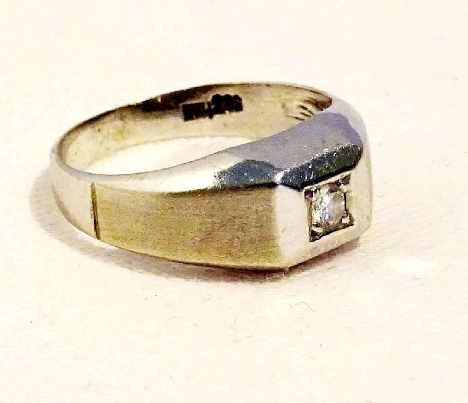 Damenring, 585er Weißgold, besetzt mit einem Brillanten. Ringgröße 51. Gewicht ca. 2,9 gr<br