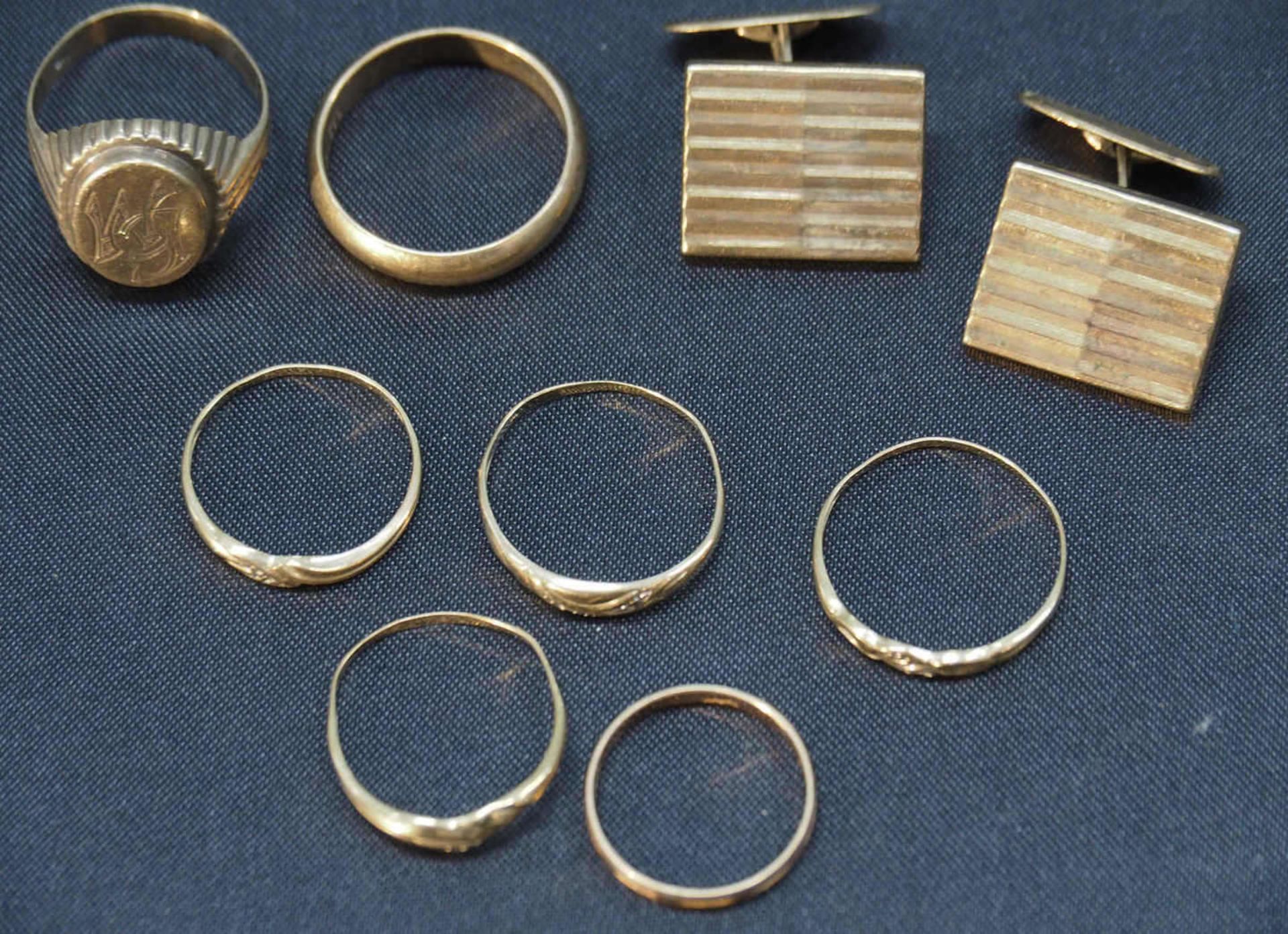 Lot of jewelery, 333 yellow gold, with 1 pair of cufflinks and 7 rings. Weight approx. 20 gr