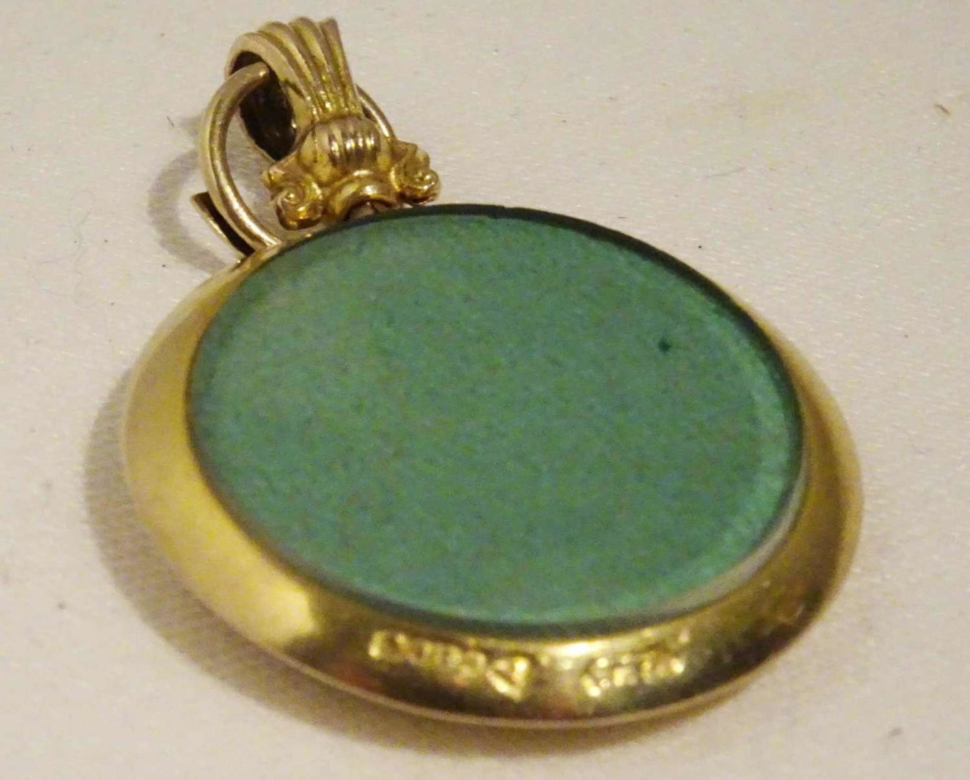 round medallion, 375 yellow gold, glass on both sides, weight approx. 6 g - Bild 2 aus 2