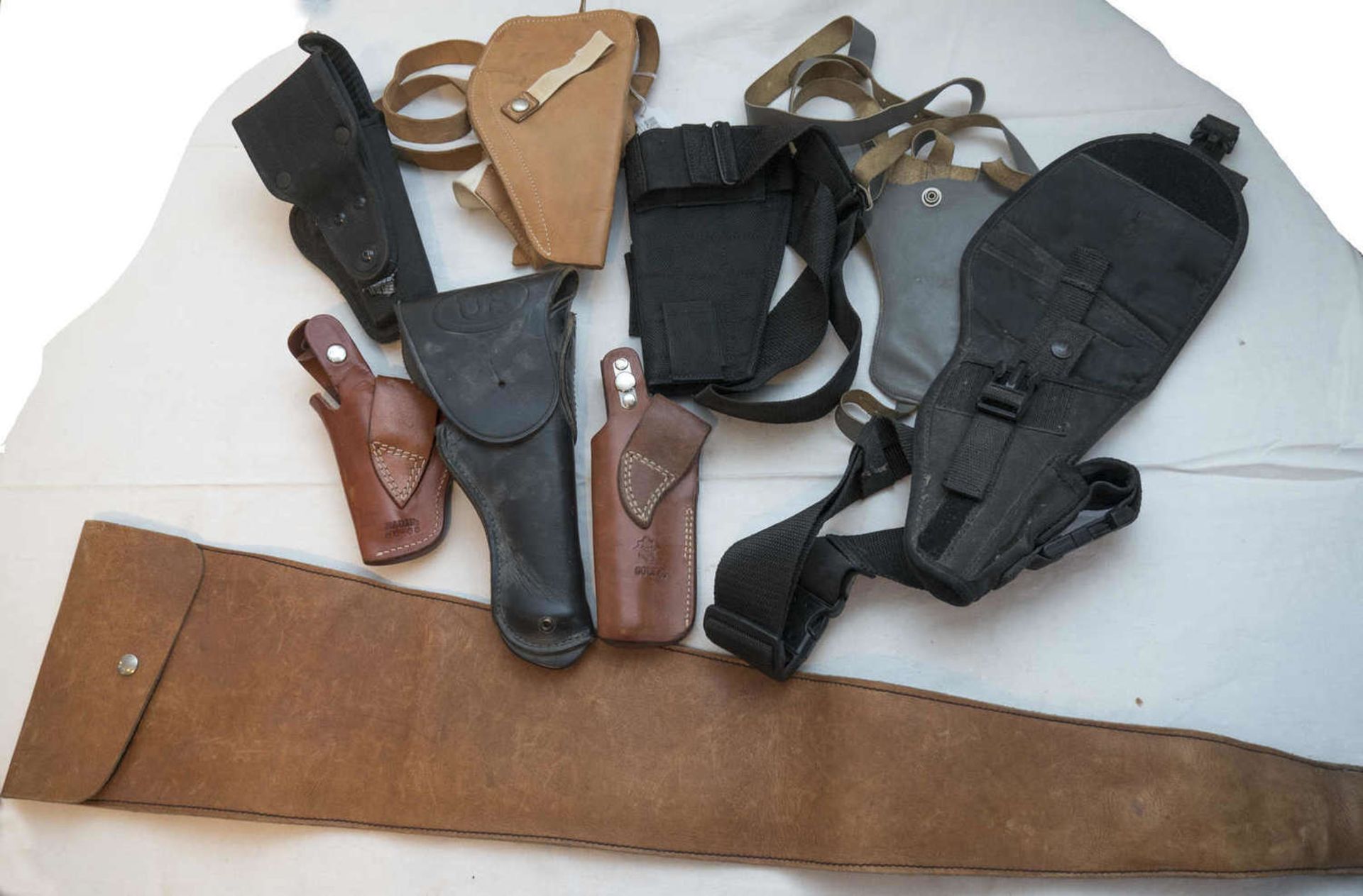 Lot of pistol and gun cases Material: canvas and leather. Please visit
