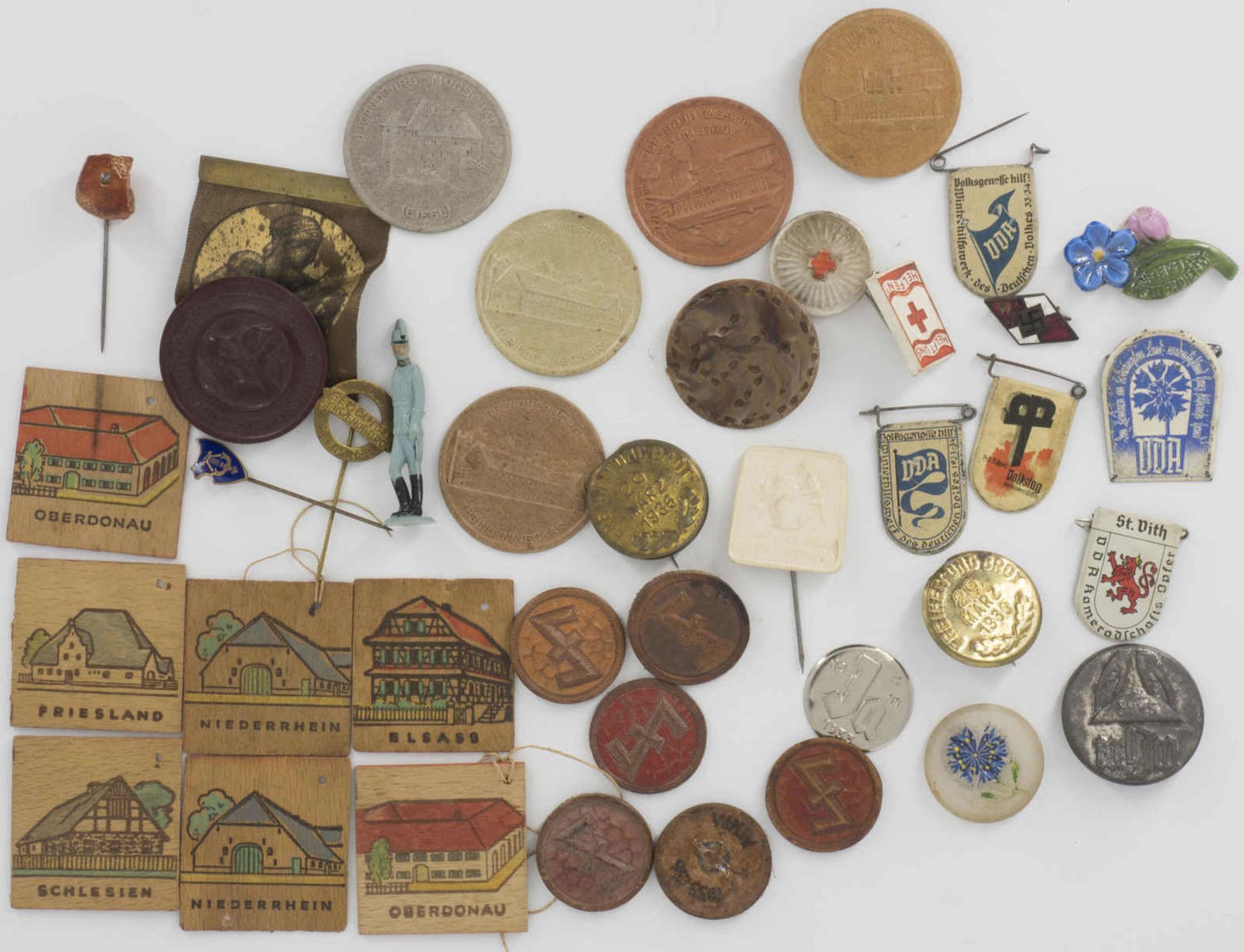Mixed lot of WHW badges. A total of 40 pieces. Please visit.