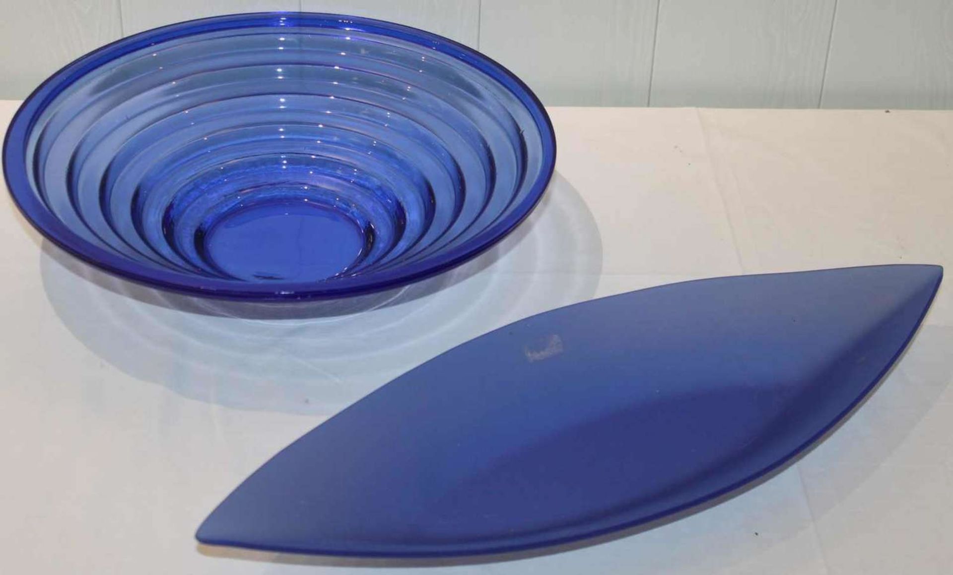 2 beautiful bowls made of glass, different designs. Both in blue