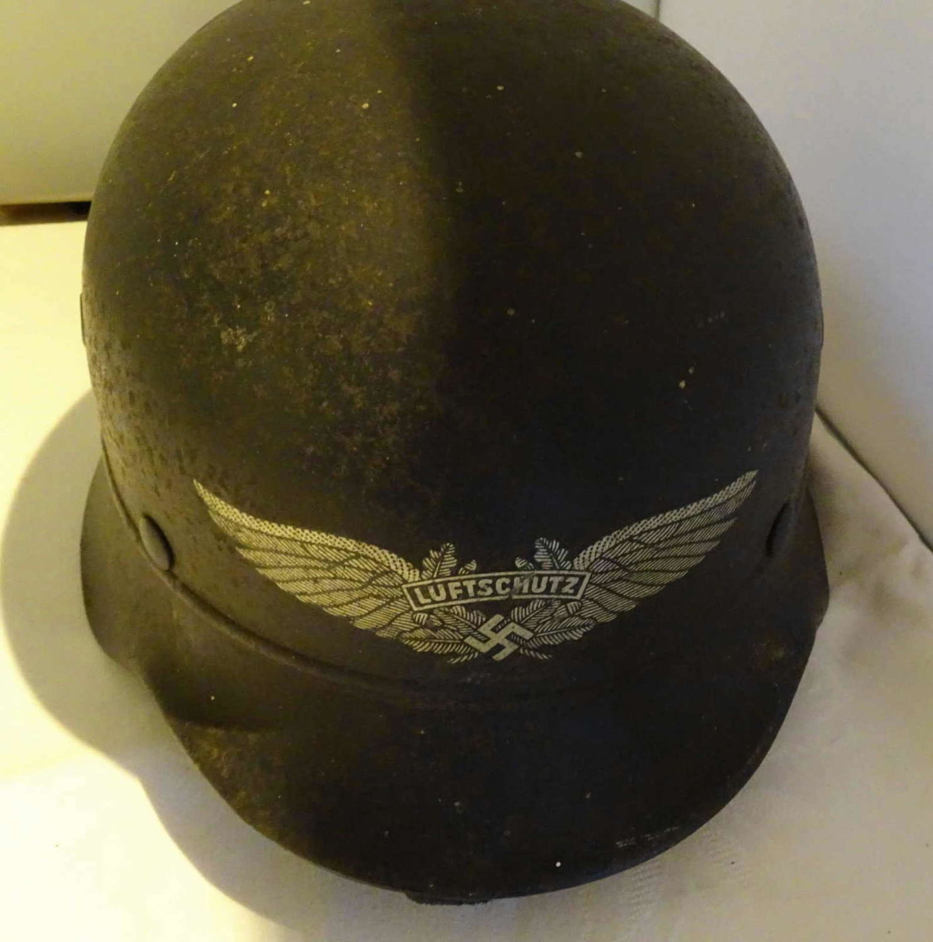 1 original air raid steel helmet with inner life, good condition. Please visit! - Bild 2 aus 3