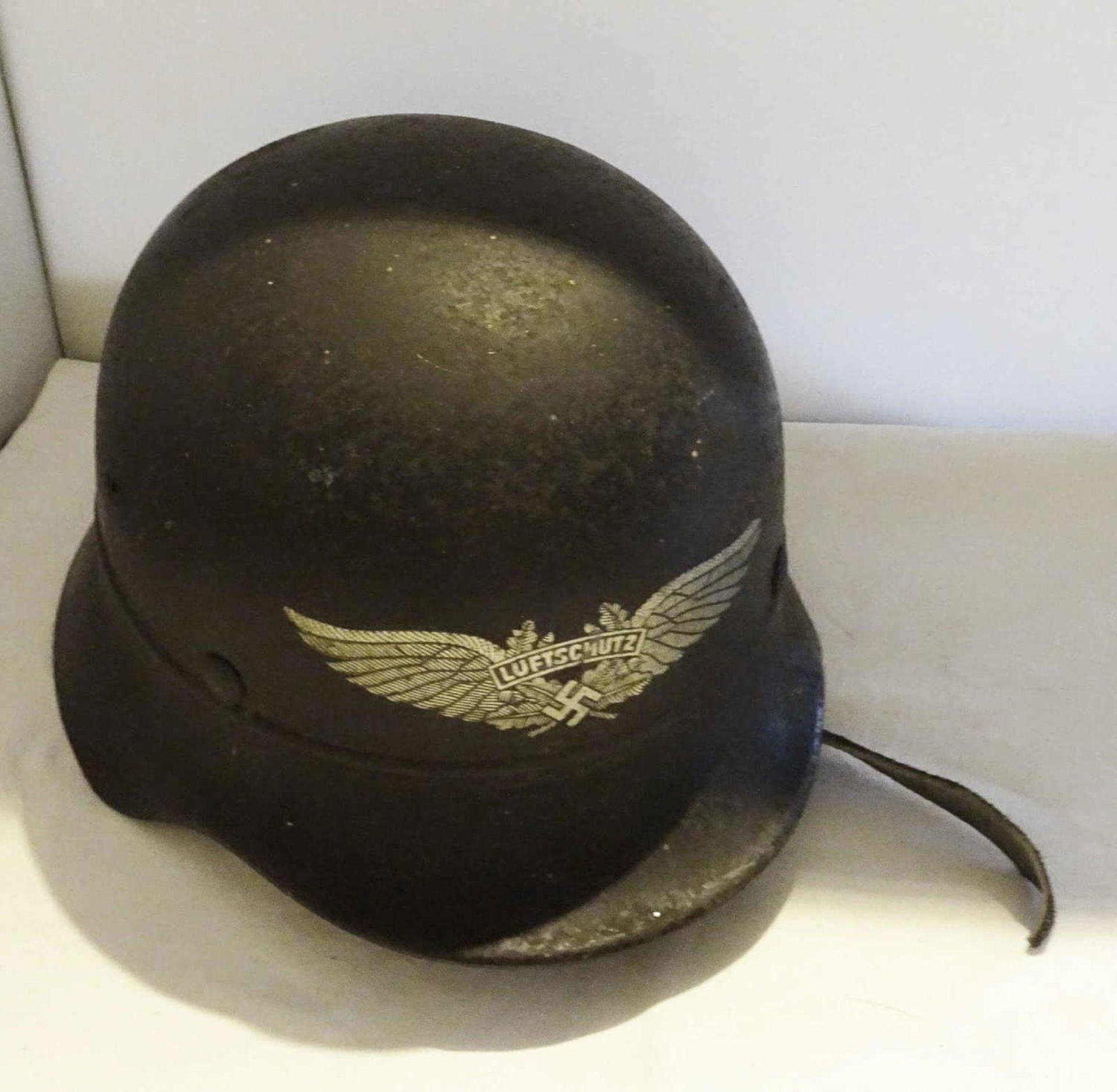 1 original air raid steel helmet with inner life, good condition. Please visit!