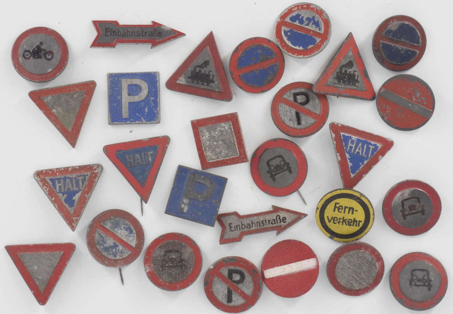 Mixed lot of WHW badges. Traffic signs. A total of 27 pieces. Please visit.