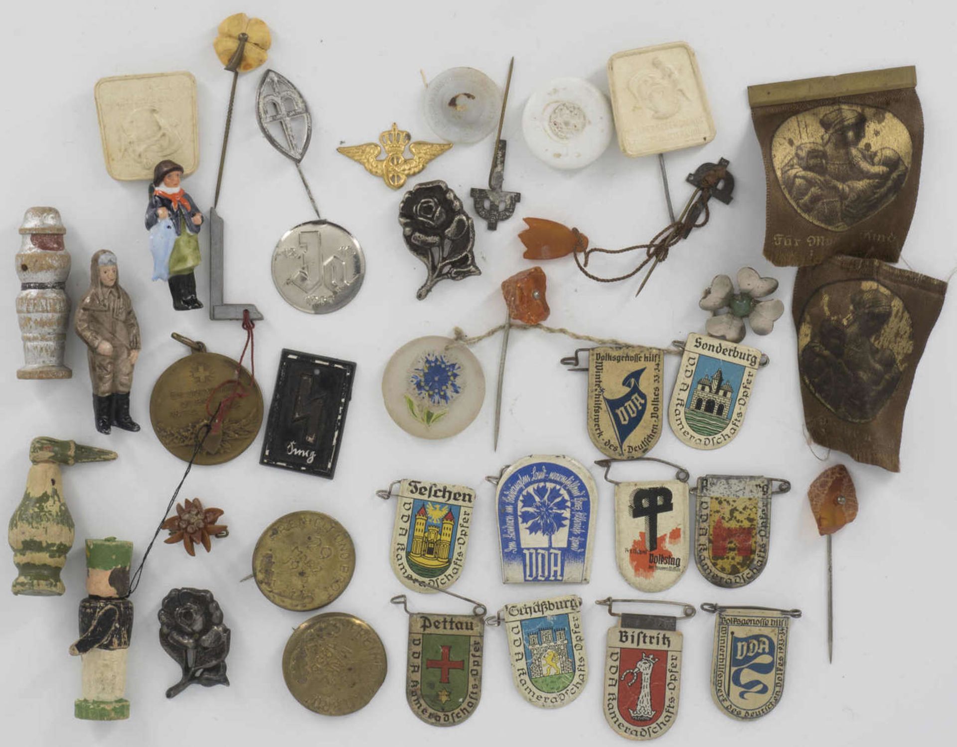 Mixed lot of WHW badges. A total of 40 pieces. Please visit.