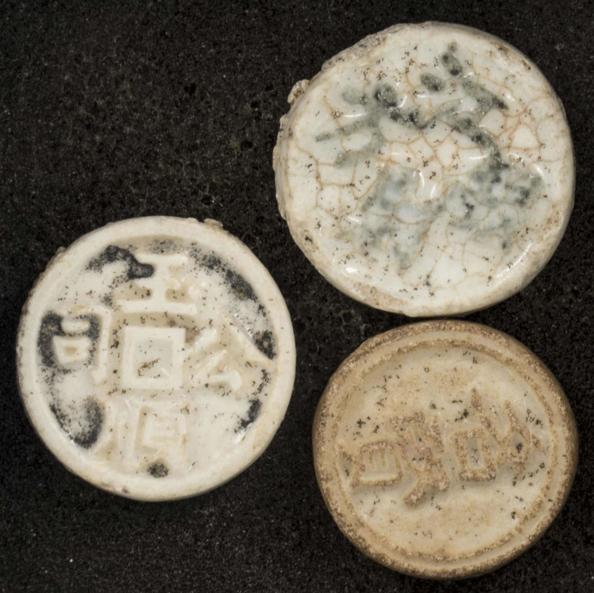 Thailand / Siam, three tokens, porcelain, late 18th century. Condition: VF.