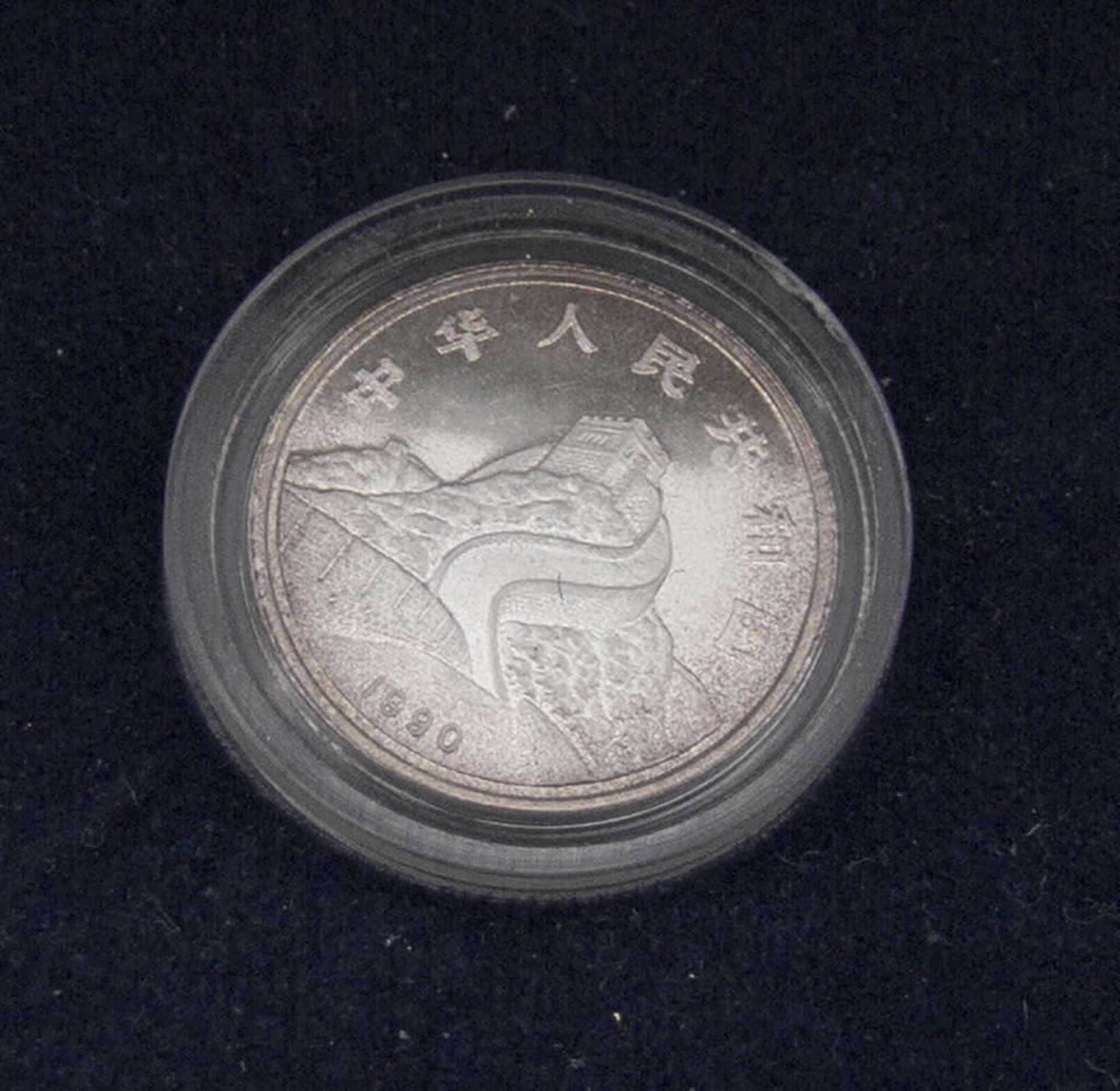 China 1990, 5 Jiao - silver coin in capsule and original case. Dragon and Phoenix - Great Wall of - Image 2 of 2
