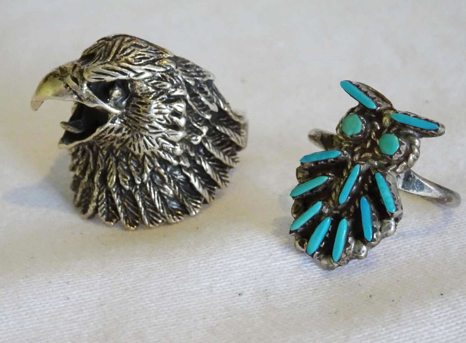 2 silver rings, 1x eagle head, 1x owl with door pillows.