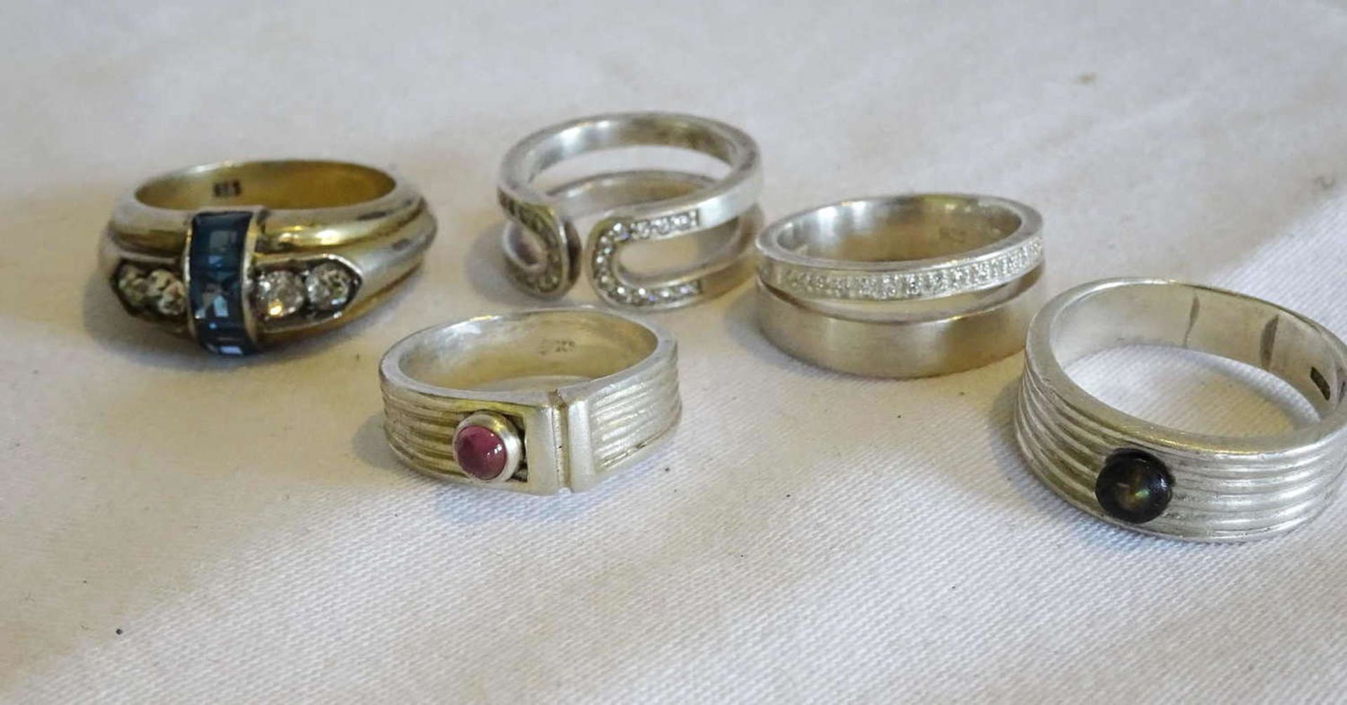 Lot of silver rings, a total of 5 pieces. Different models weight approx. 35 gr