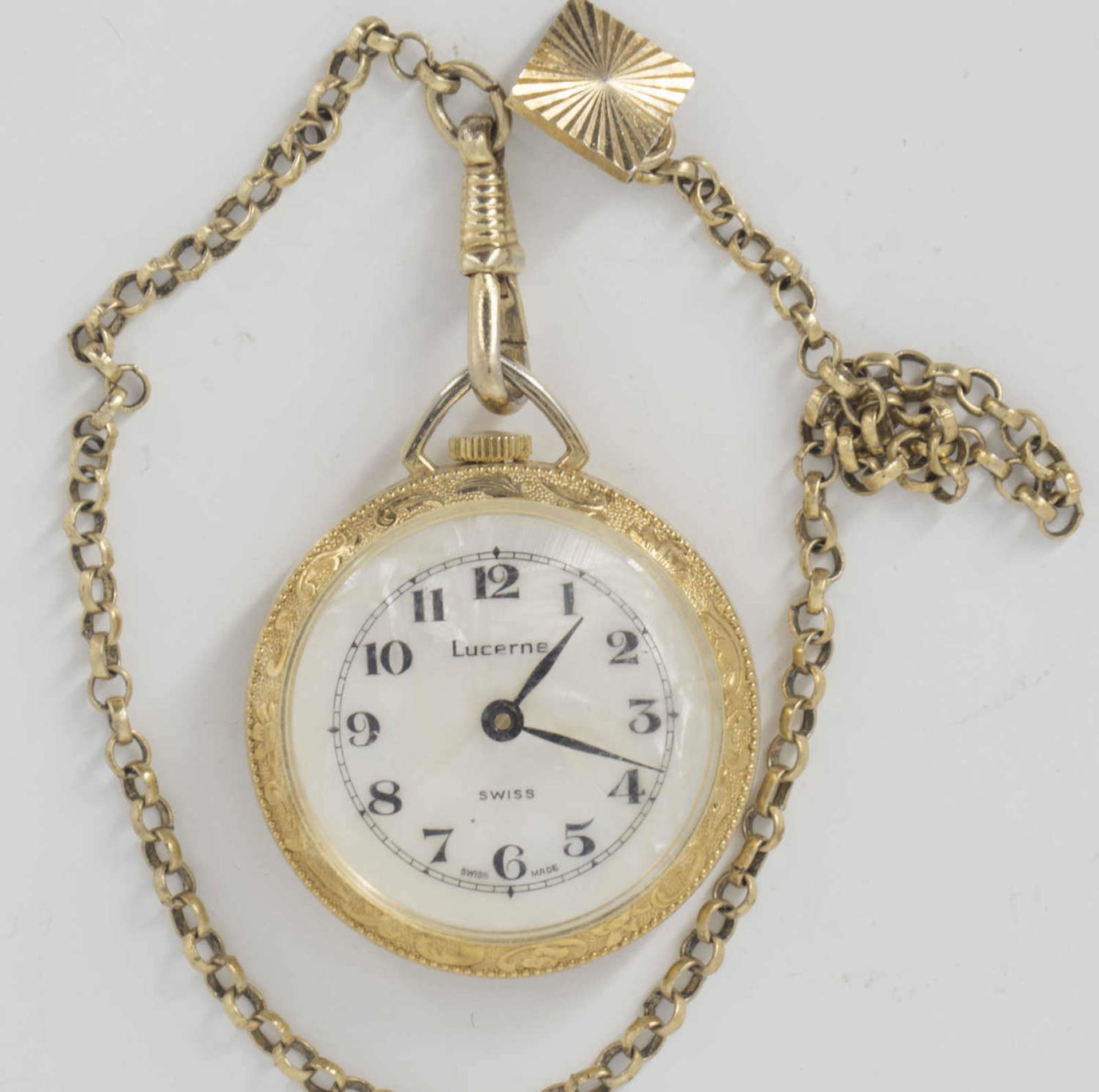 Lucerne pocket watch, manual wind, with watch chain. The clock starts.