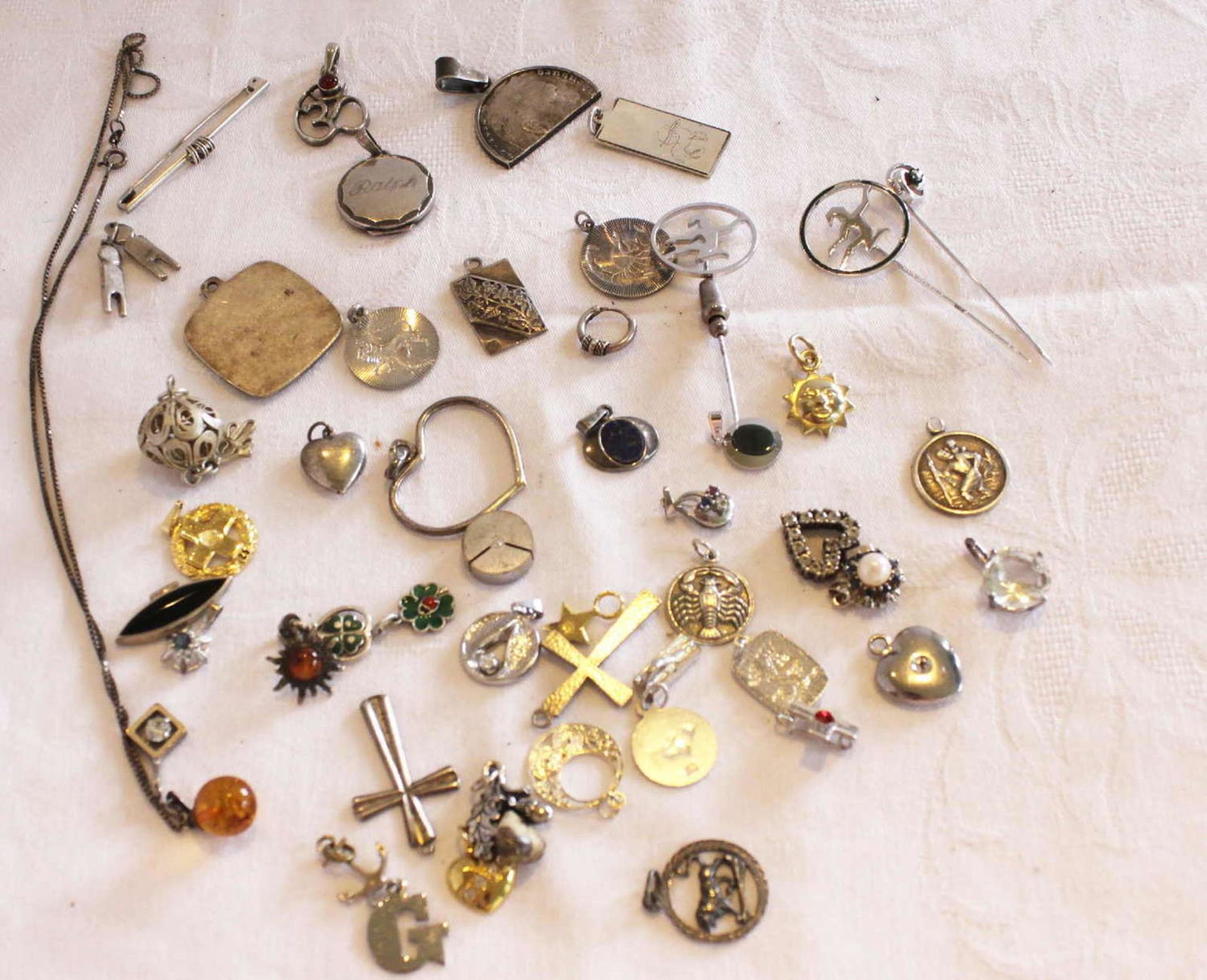 Lot of silver jewelry, many pendants, etc. Weight approx. 115.5 gr. Mostly portable. Please visit!