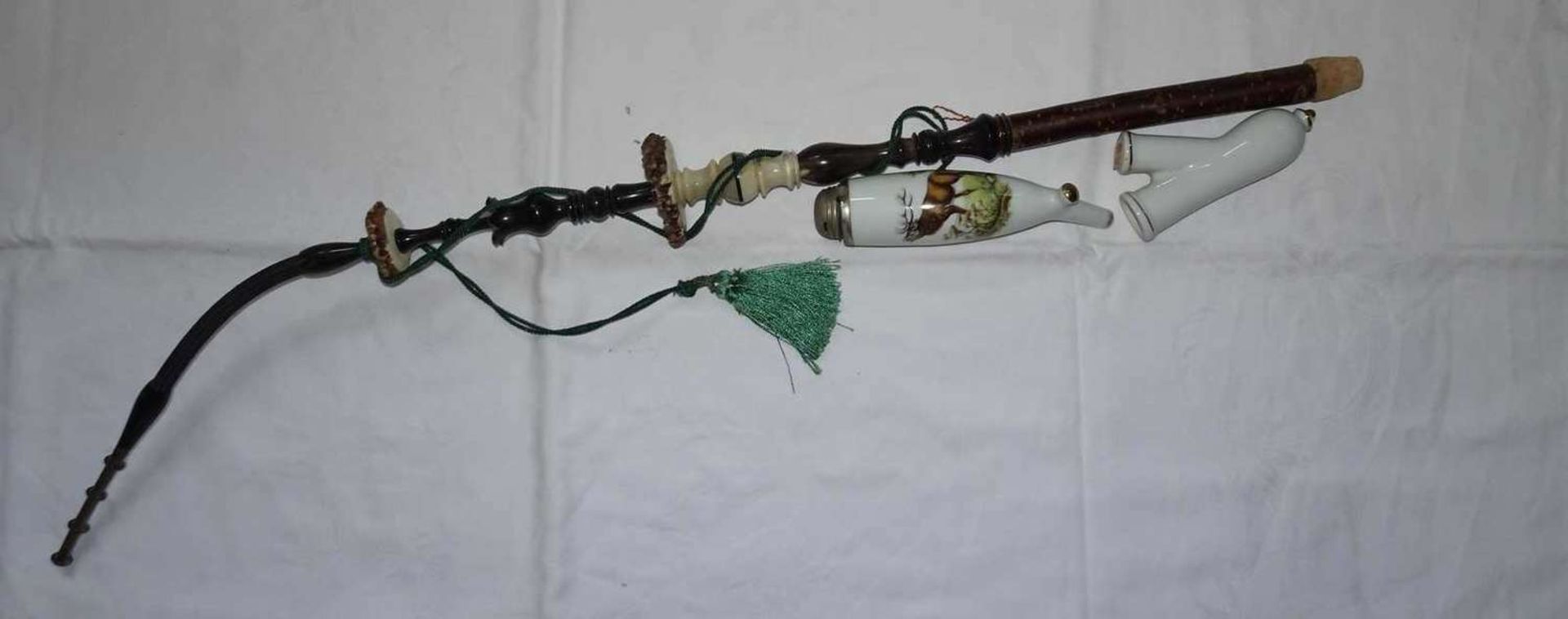 1 large whistle with porcelain head, this painted with a roaring deer. Good condition. Total