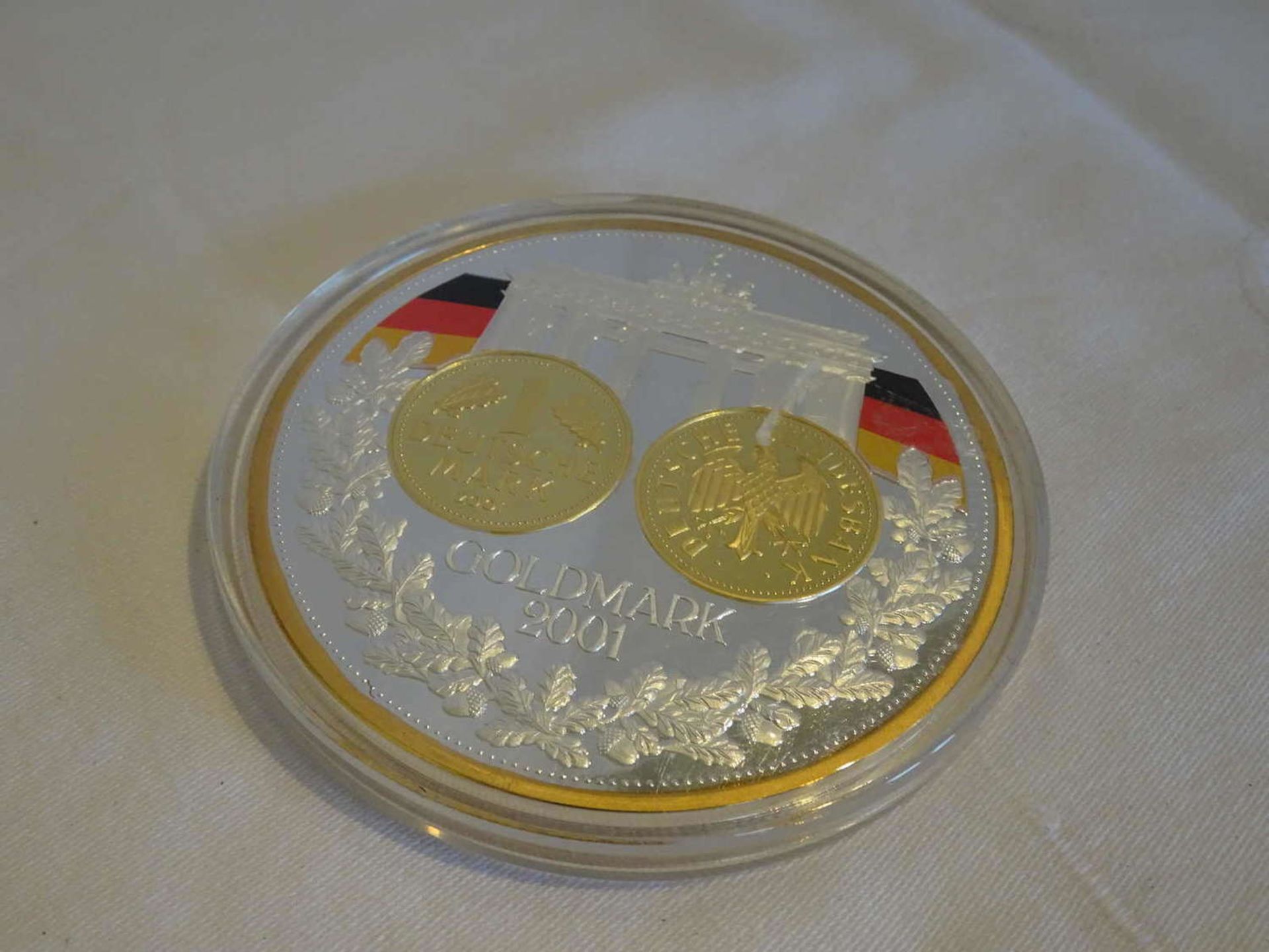 1 collector's medal "70 Years Deutsche Mark, Goldmark 2001". With silver plating and gilding. Copper