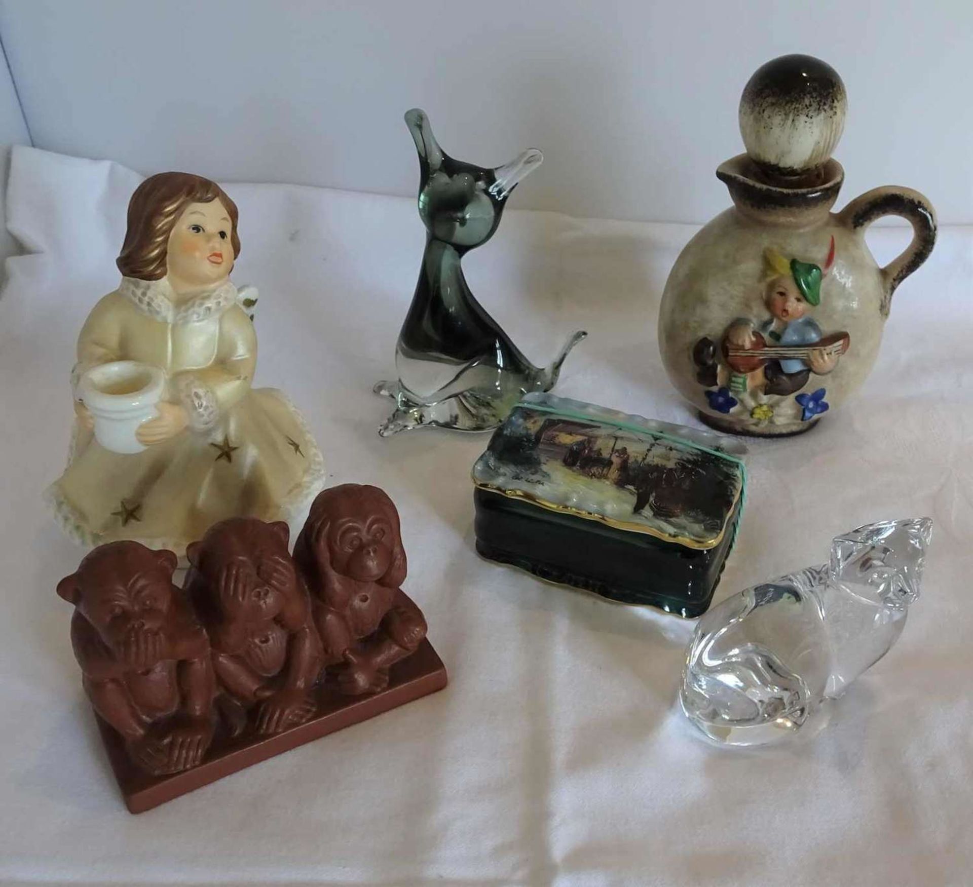 High-quality porcelain and mixed lot of glass from household dissolution, mostly Goebel / Hummel.