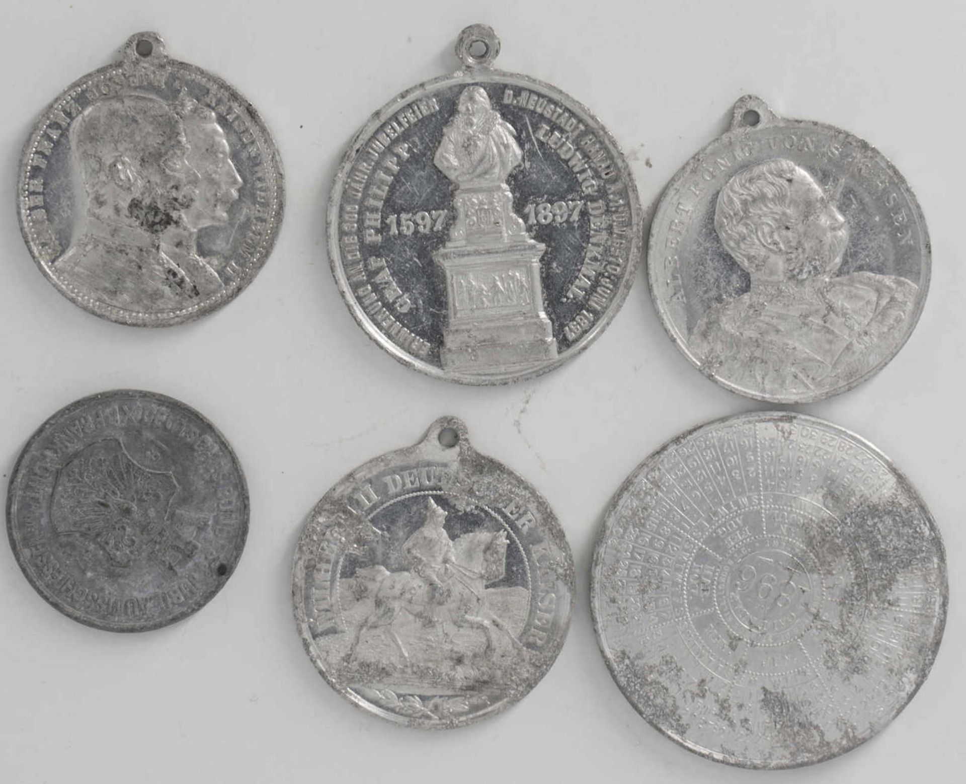 Lot of medals, aluminum. received low. Please visit.