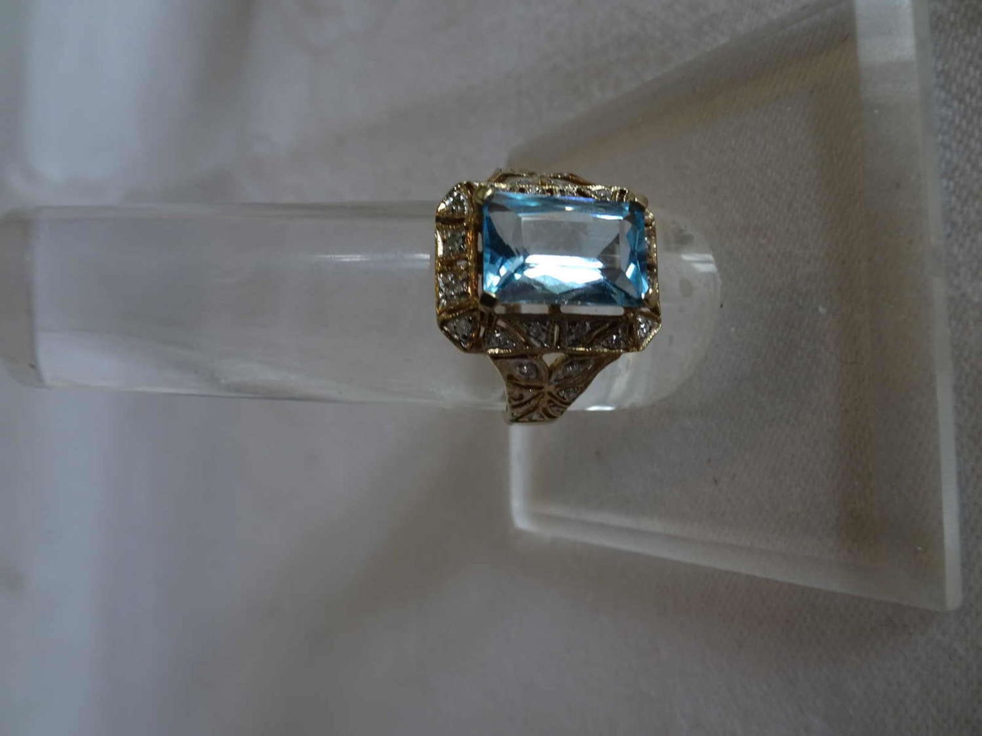 Women's ring, 333 yellow gold, set with 1 blue topaz. Ring size 57.