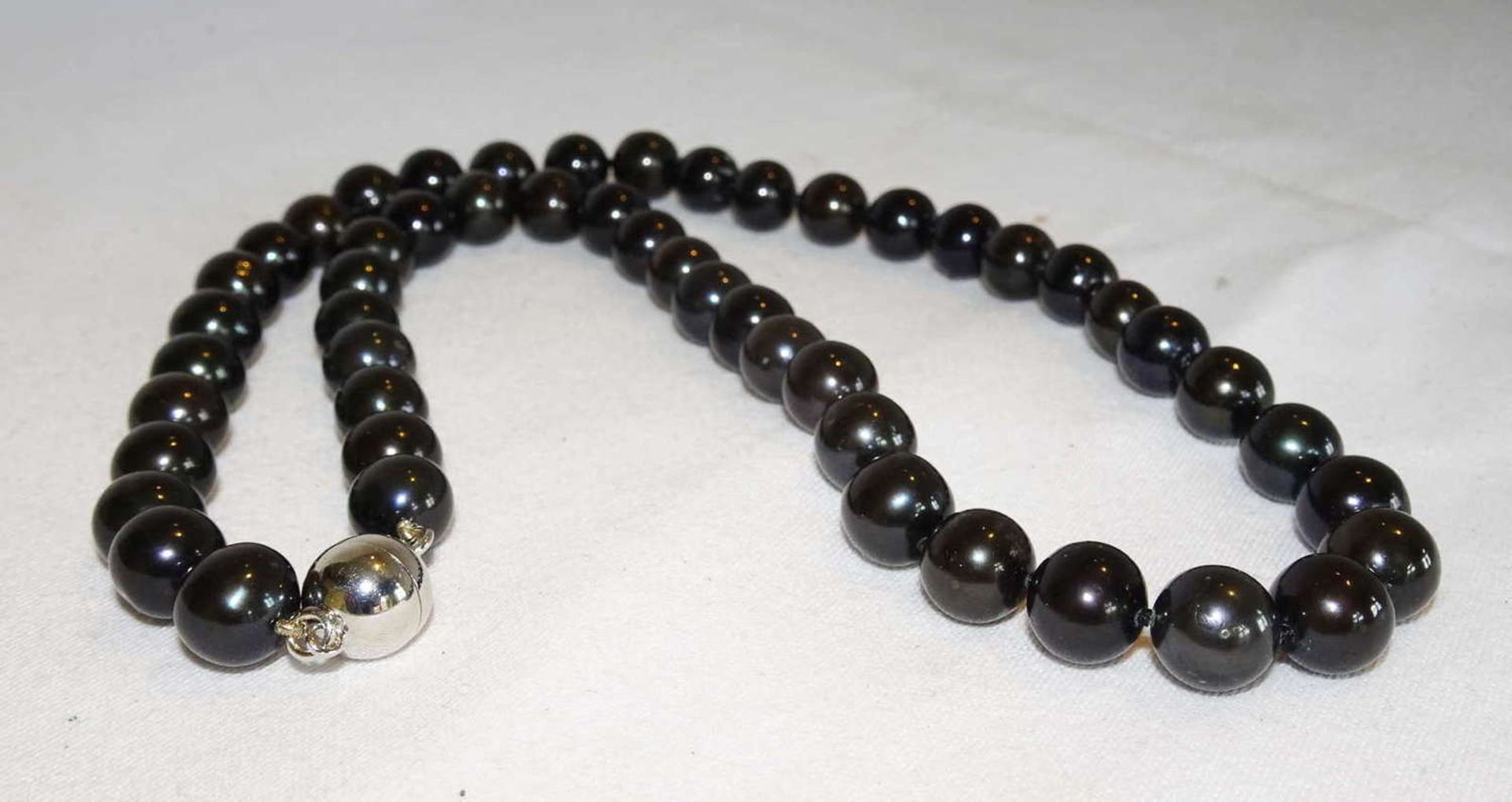 Real pearl necklace, iridescent. With magnetic closure. Length about 50 cm