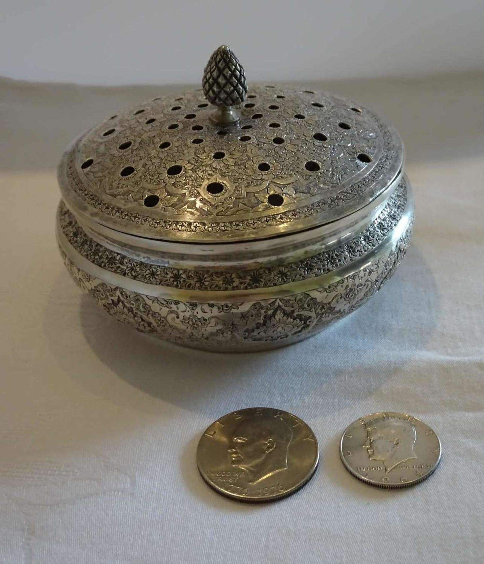 Cover box Iran, silver, very filigree. Knauf slightly compressed. Great look. Height about 9.5 cm,