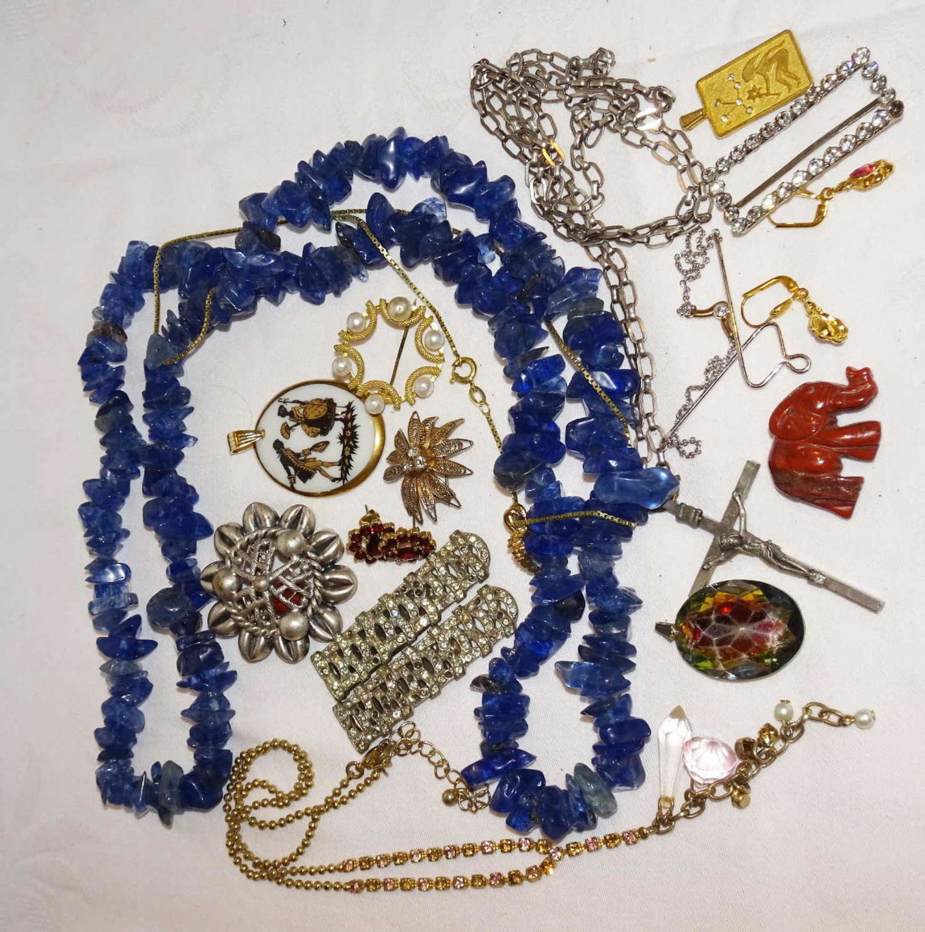 Lot of costume jewelry from household dissolution, various materials.