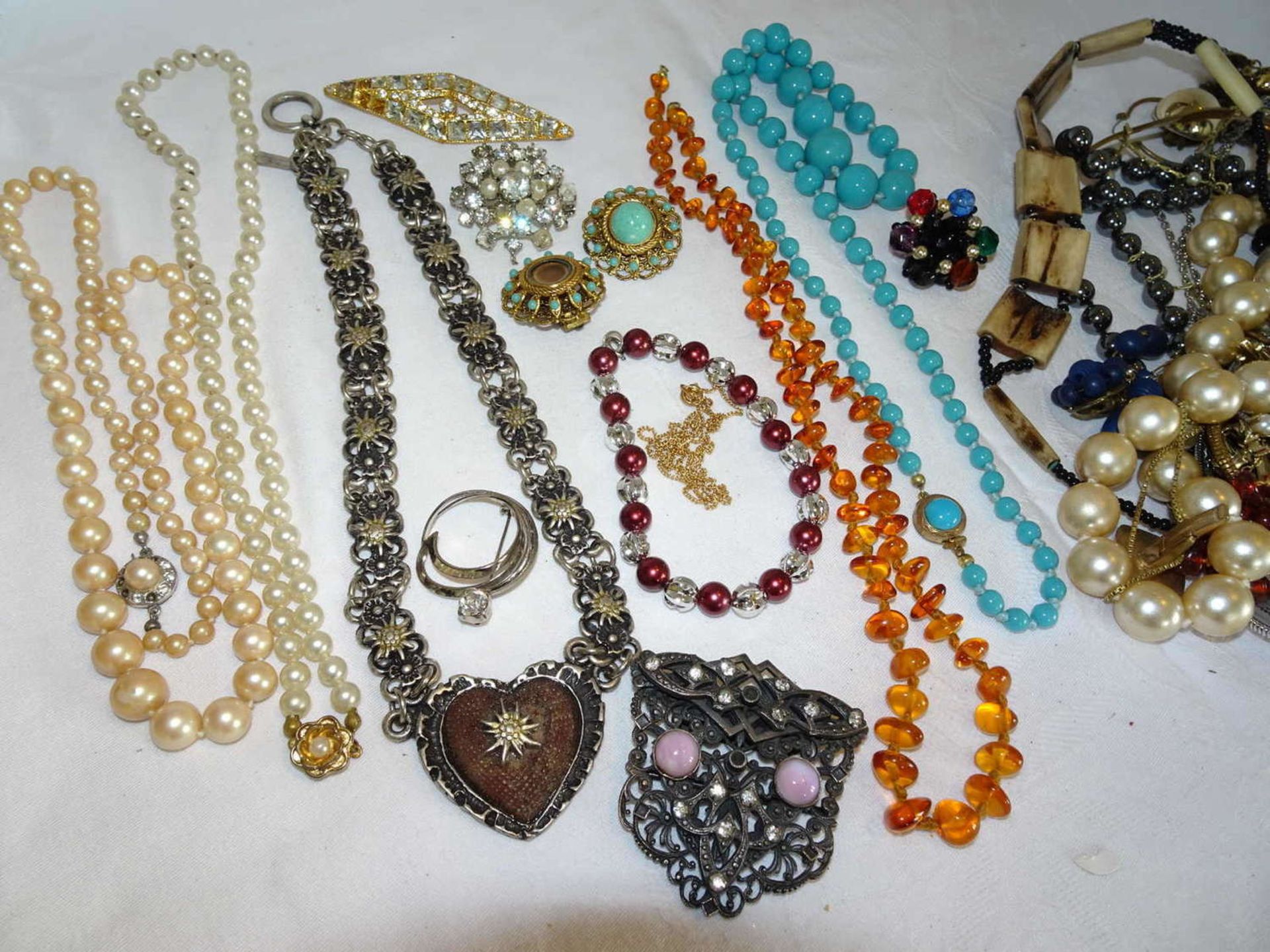 Large lot of costume jewelry, please have a look!