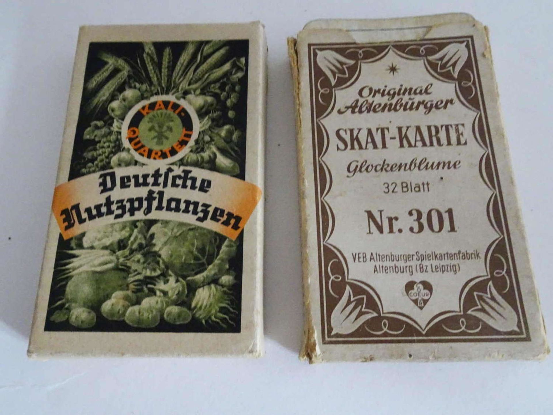 Complete card game with "Hoheitsstempel", complete as shown, probably 30s / 40s. Card sleeve