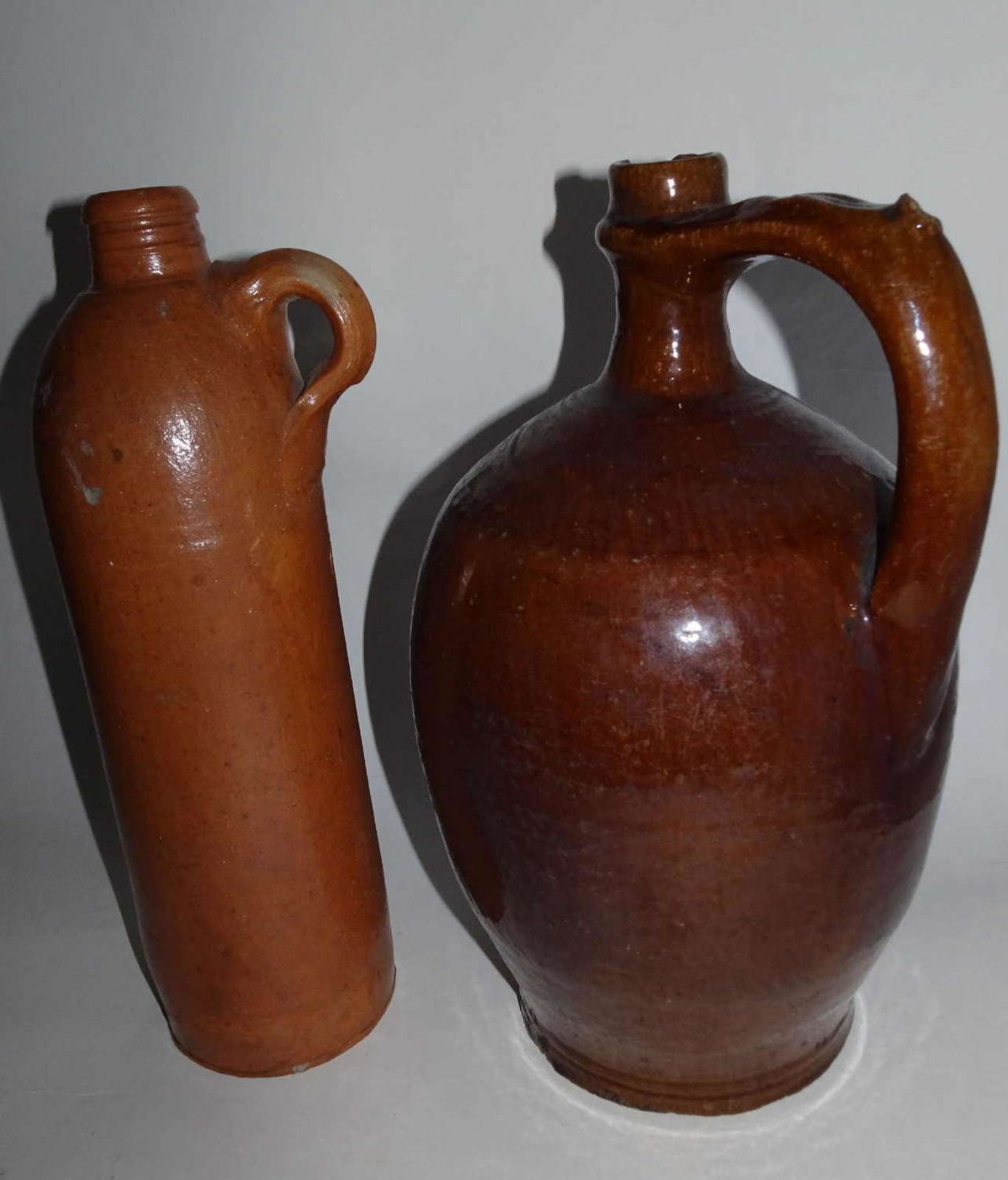 2 old ceramic jugs, as well a wine bottle, and 1 bubble bottle Kraenchenbrunnen Ems. Pretty good