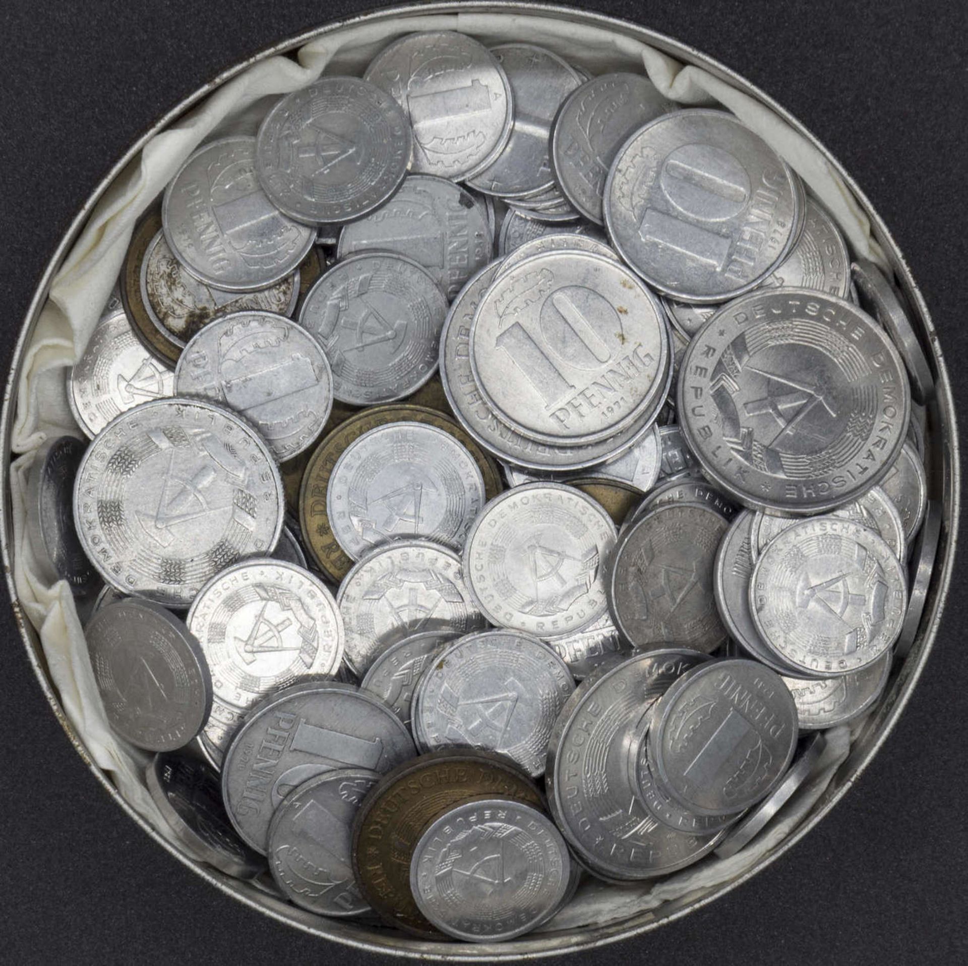 DDR. Lot Münzen. Überwiegend Aluminium. Über 110 Münzen. Bitte besichtigen.