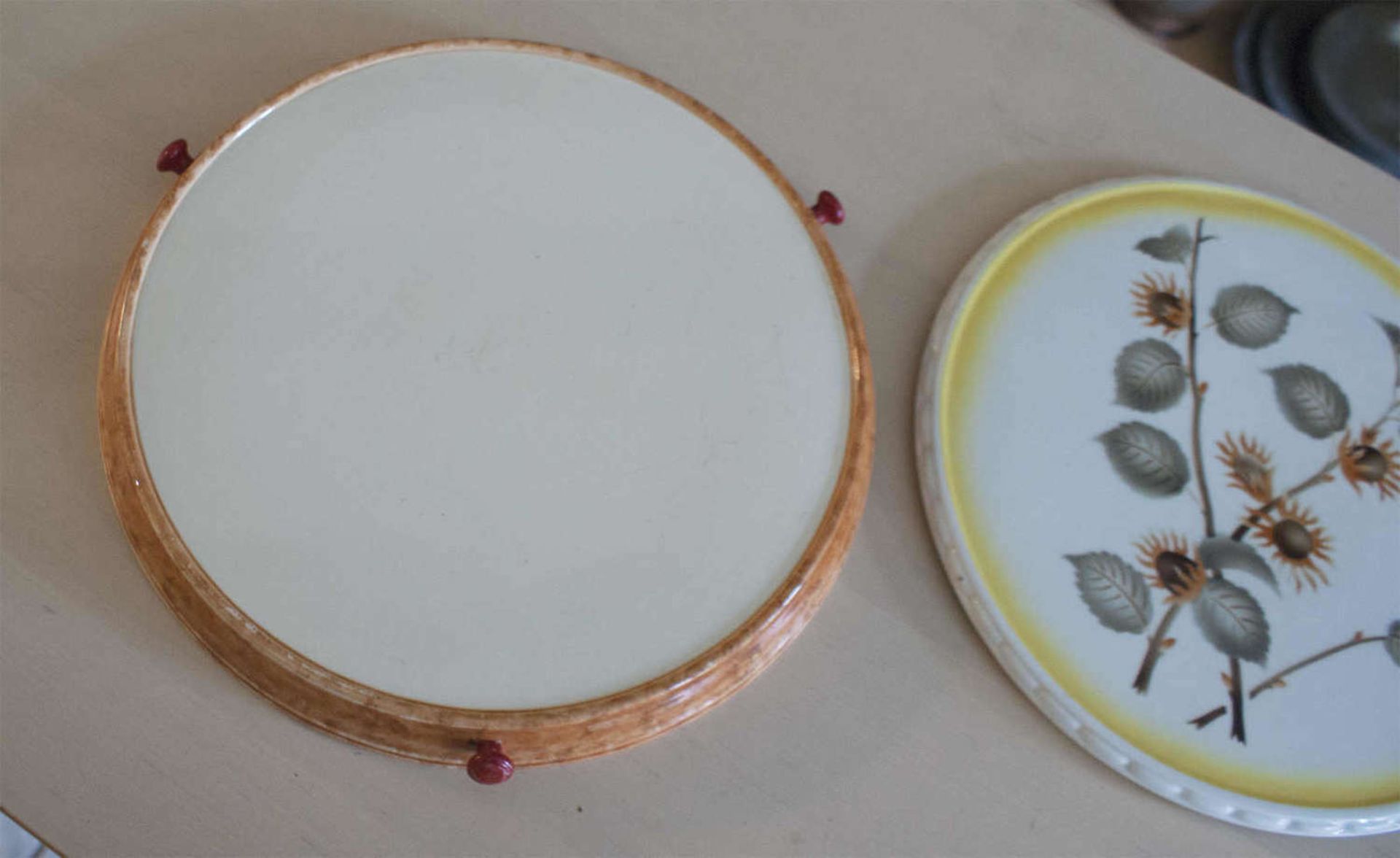 5 cake plates, as well Grünstadter ceramic, all with chips< - Image 3 of 3