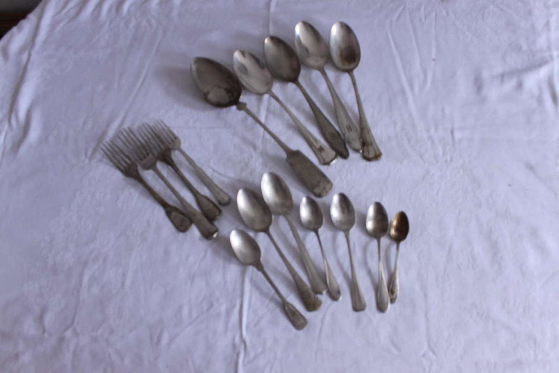 Lot of silver cutlery, including coffee spoons, cake forks, etc. Total weight approx. 550 gr. - Image 2 of 3