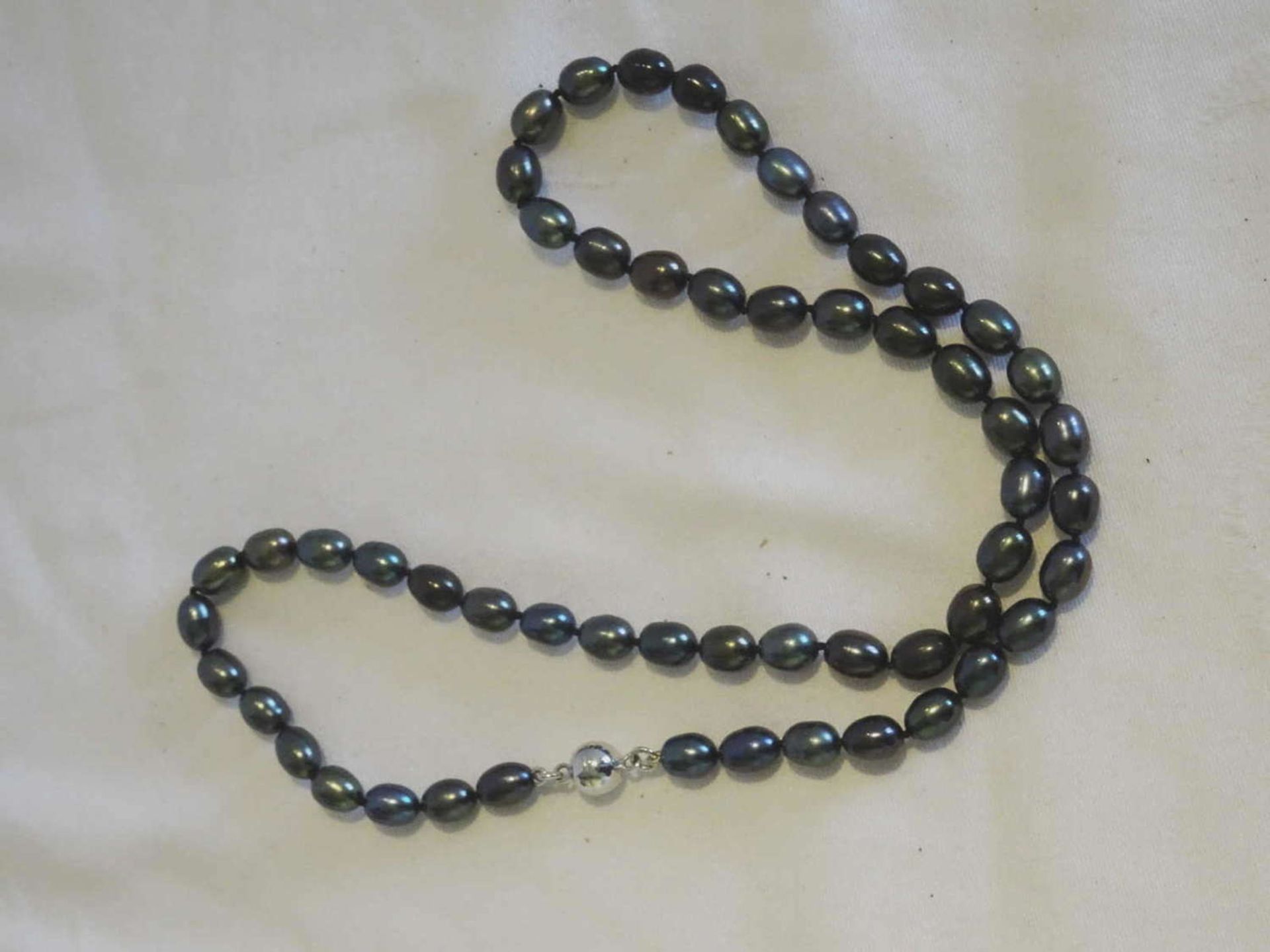 Real pearl necklace, iridescent. With magnetic closure. Length about 50 cm.
