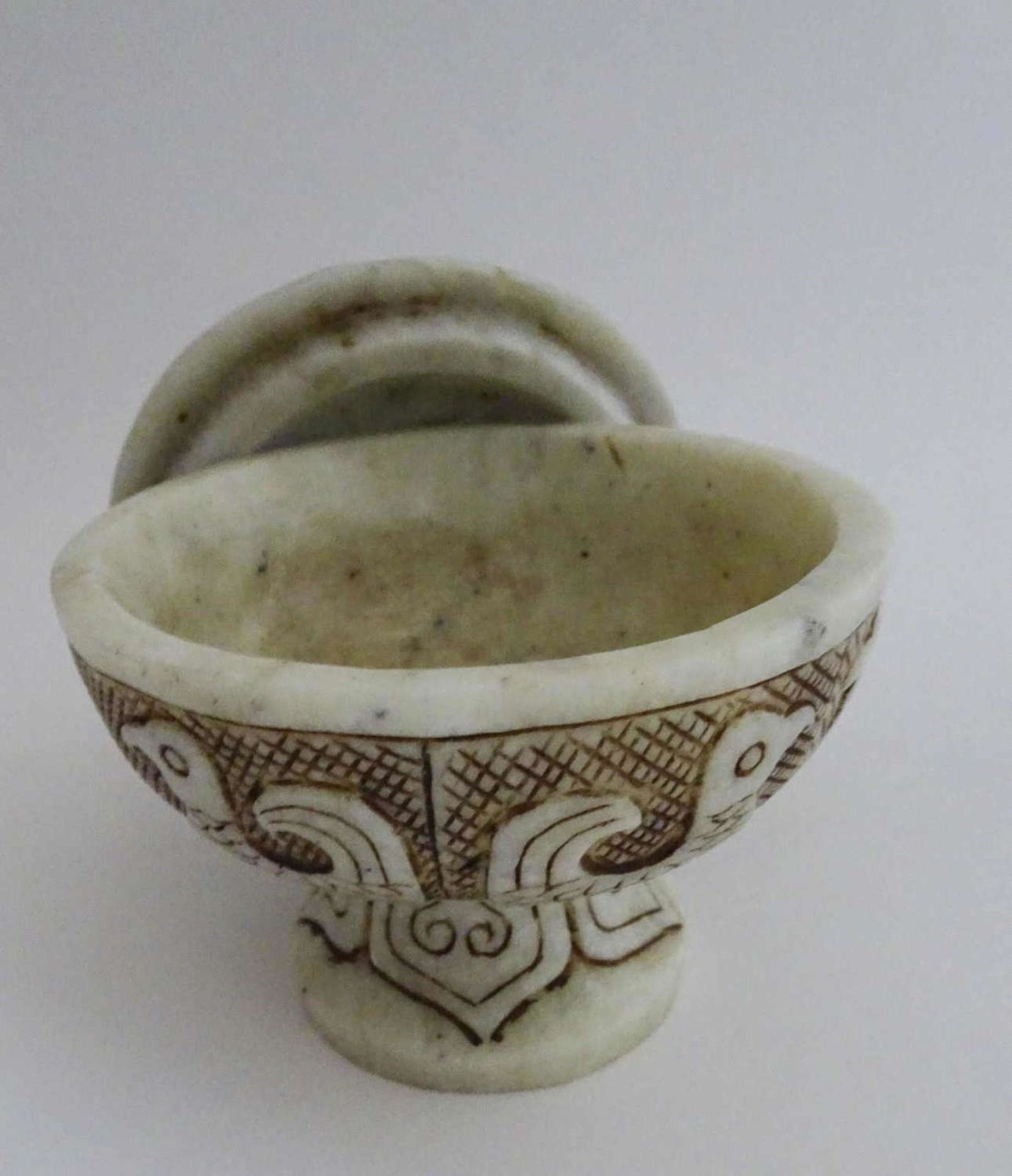 China, Jaderit lidded container. Lid in the form of a lotus leaf. Decor Vessel part encircling - Bild 2 aus 2