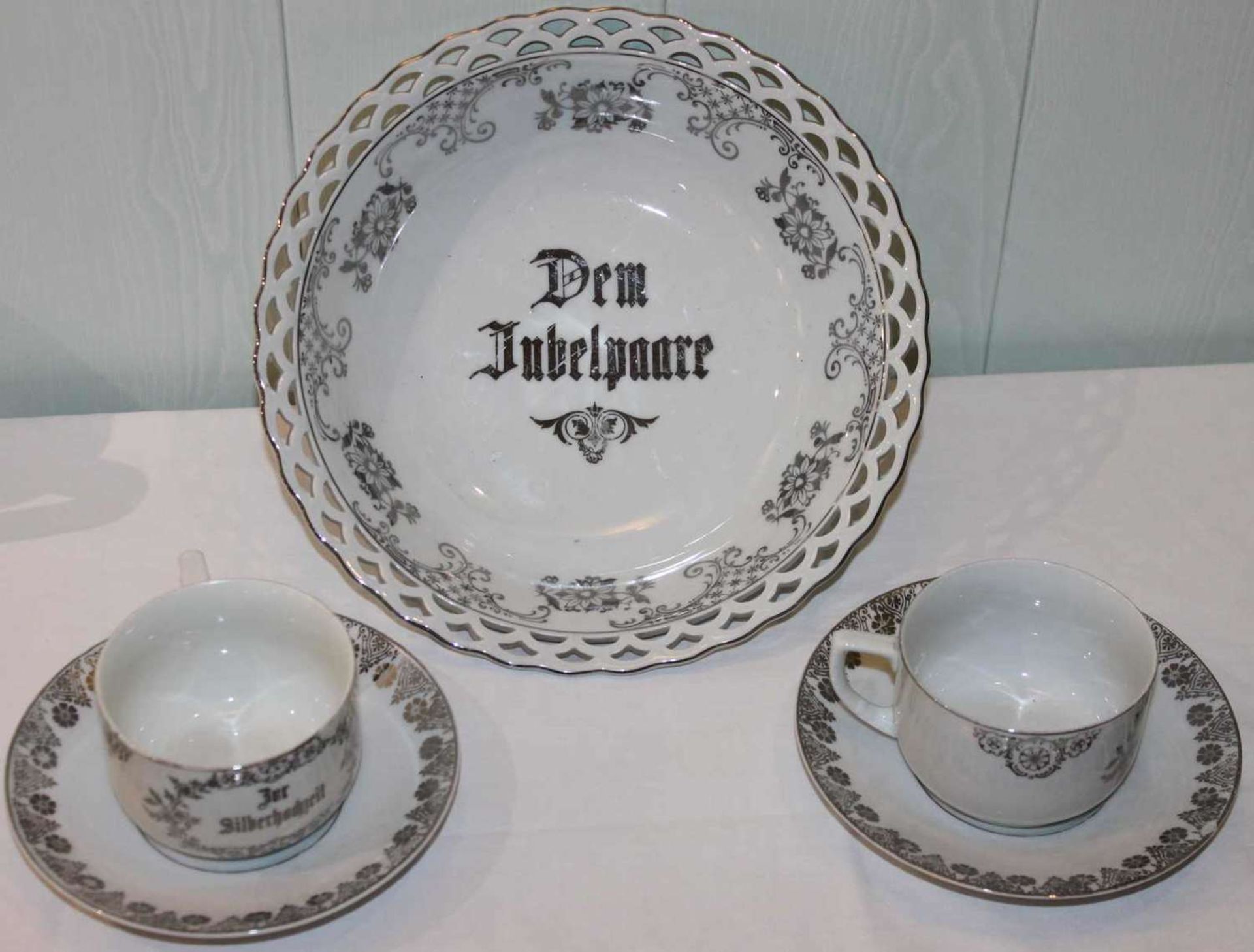 "The Jubilee Couple to the Silver Wedding", consisting of 2 cups with saucer and a breakthrough