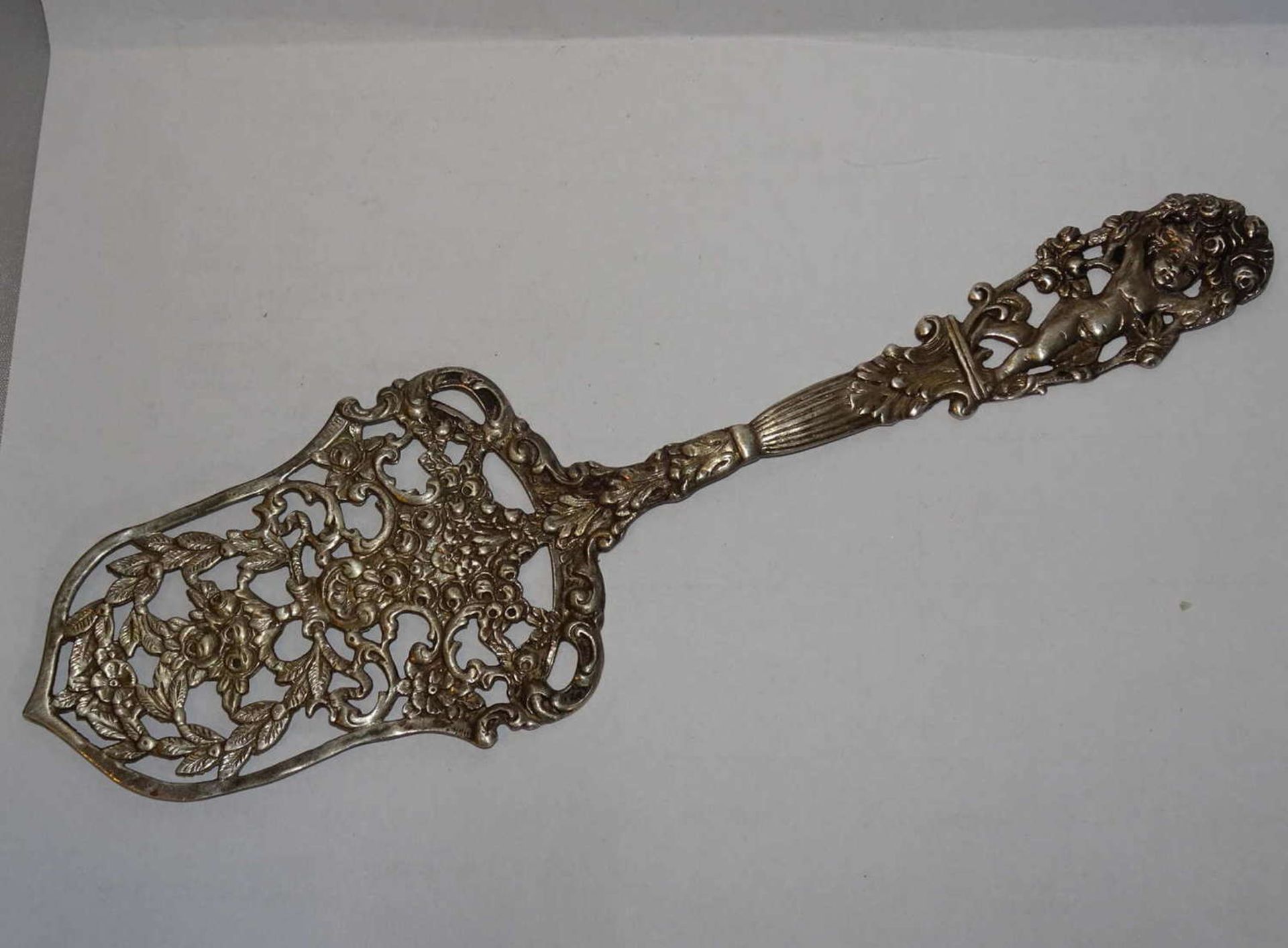 Cake server, 835 silver with putti. Weight about 46.2g.