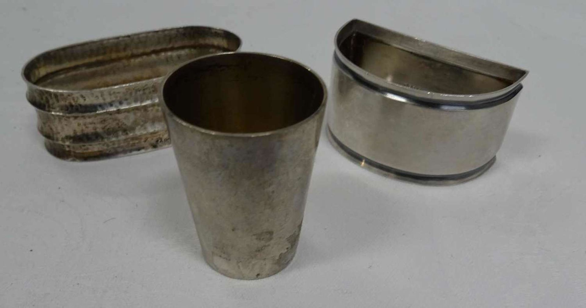 Small lot of silver, 2 napkin rings and 1 small mug. Weight about 63.4 gr.