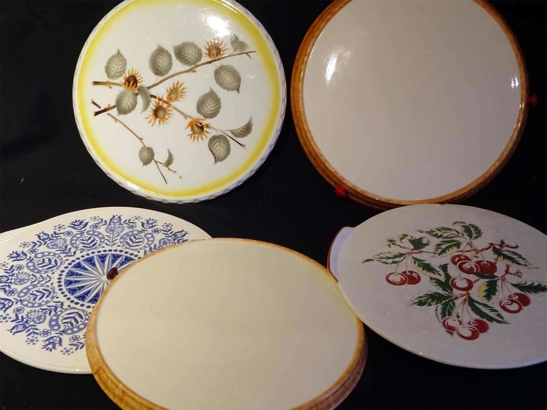 5 cake plates, as well Grünstadter ceramic, all with chips<