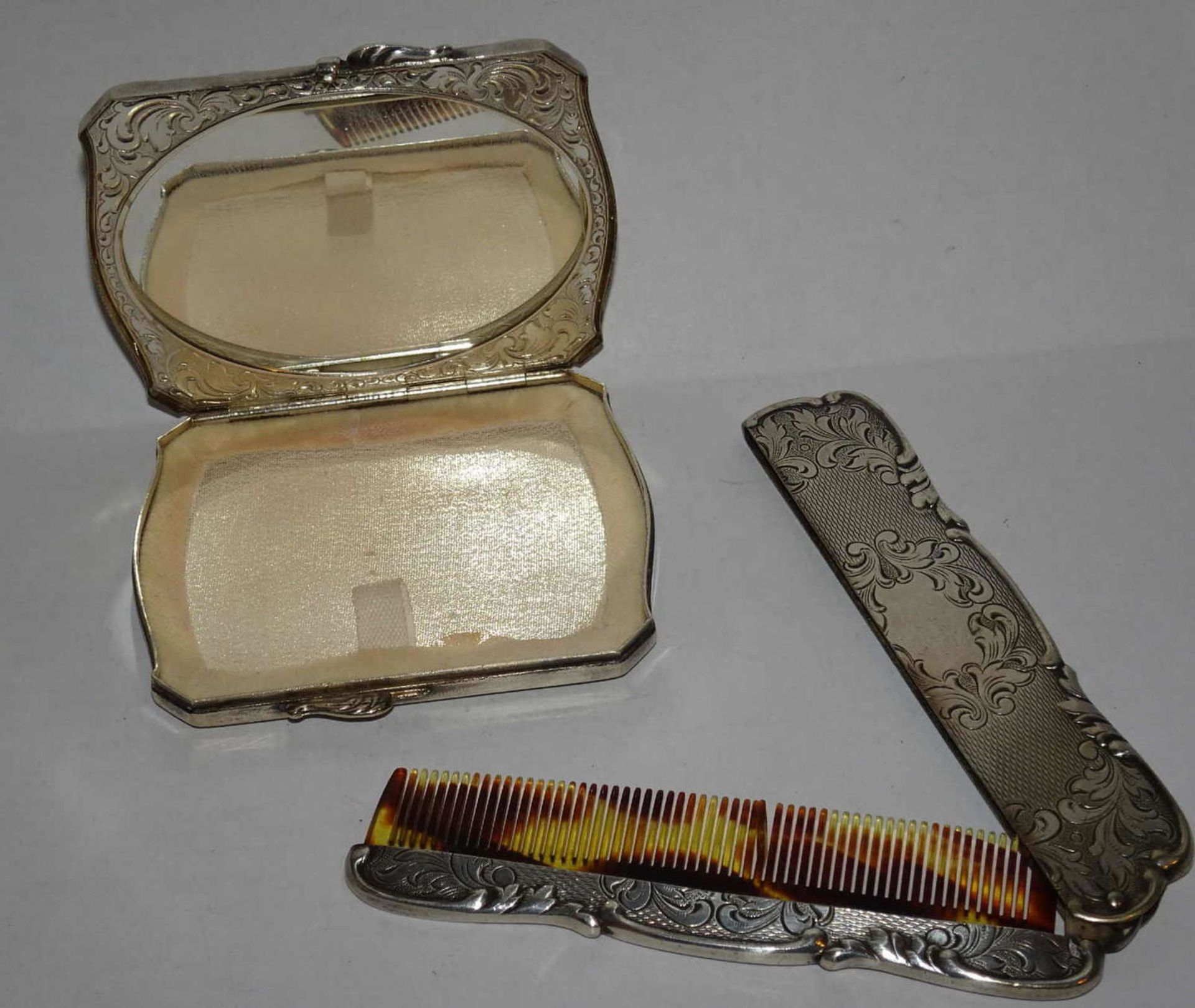 1 powder box with mirror, and 1 folding comb. Both alpaca silver. Weight approx. 100.4g. - Image 2 of 2