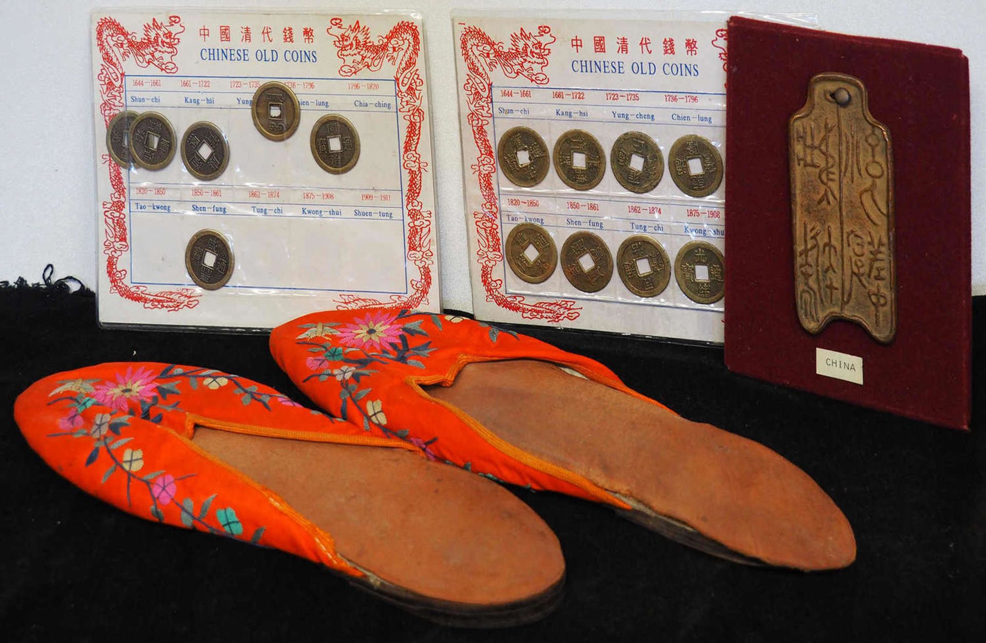 Mixed lot of China, consisting of: 1. A pair of embroidered silk slippers with leather soles, around