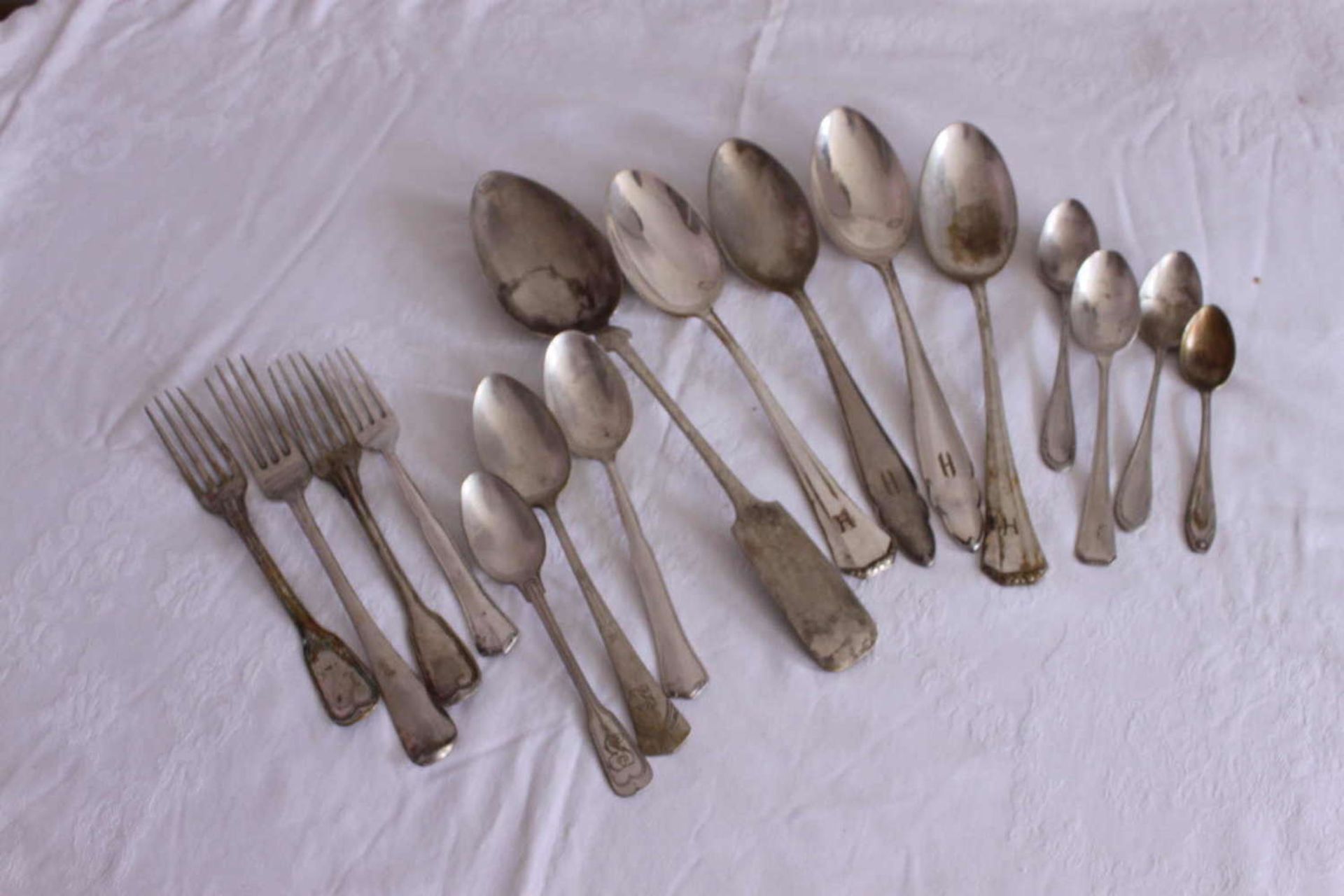 Lot of silver cutlery, including coffee spoons, cake forks, etc. Total weight approx. 550 gr.