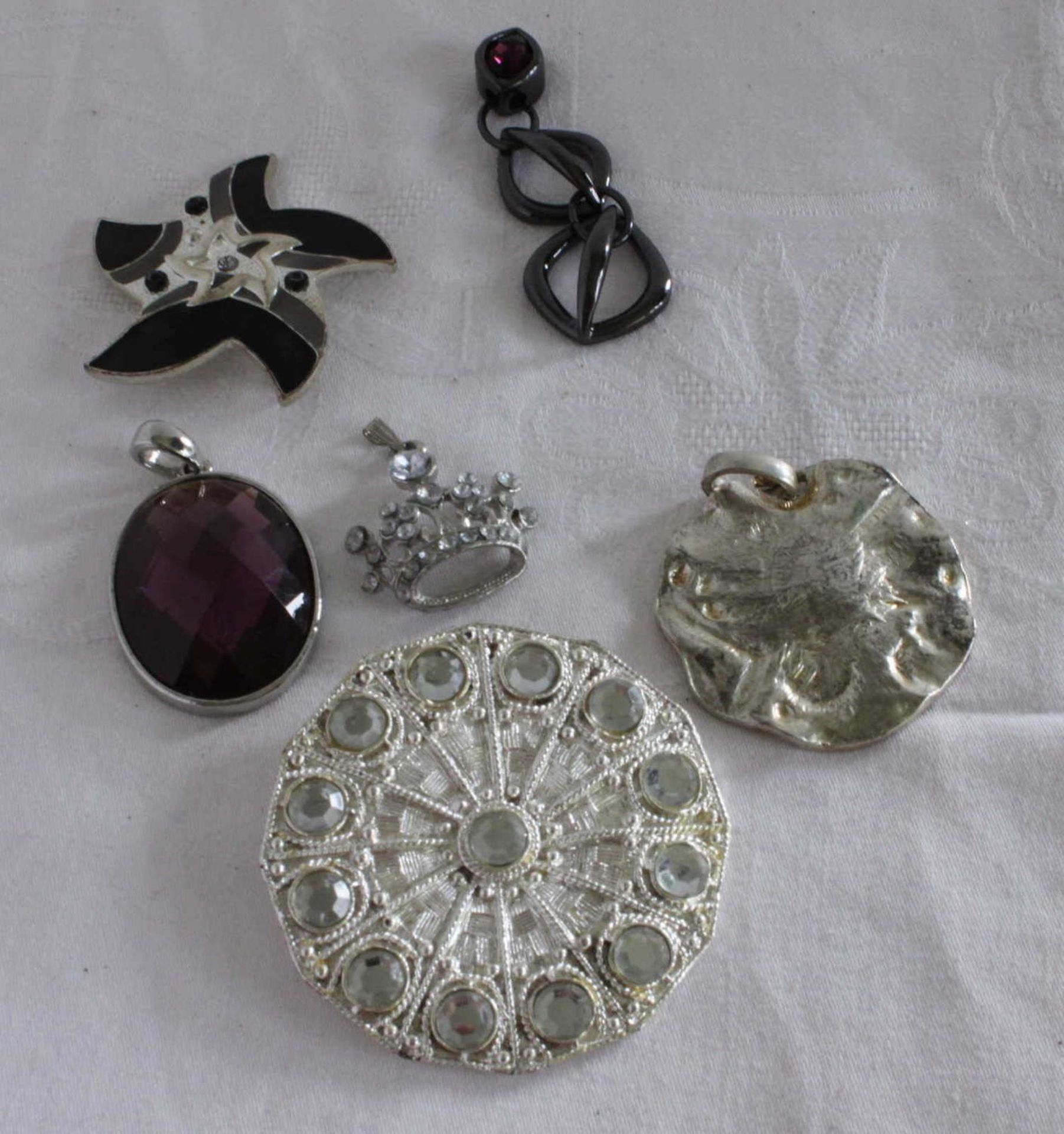 Lot of modern costume jewelry, pendants, etc. Please have a look!