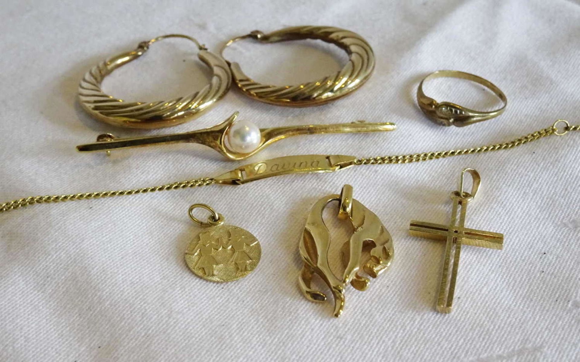 Lot jewelry, 333 yellow gold, including hoops, brooch, pendant, etc. Weight approx. 14.1 gr