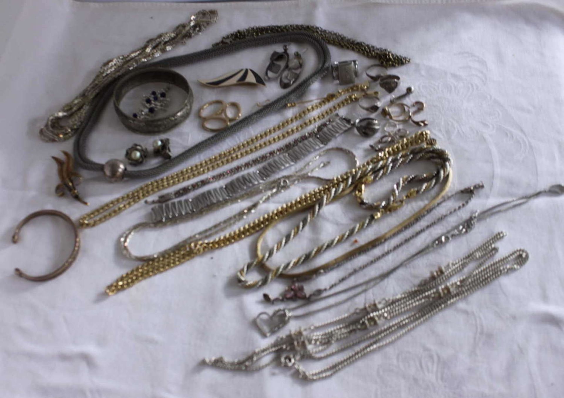 Lot of costume jewelry, including chains, brooches, etc,